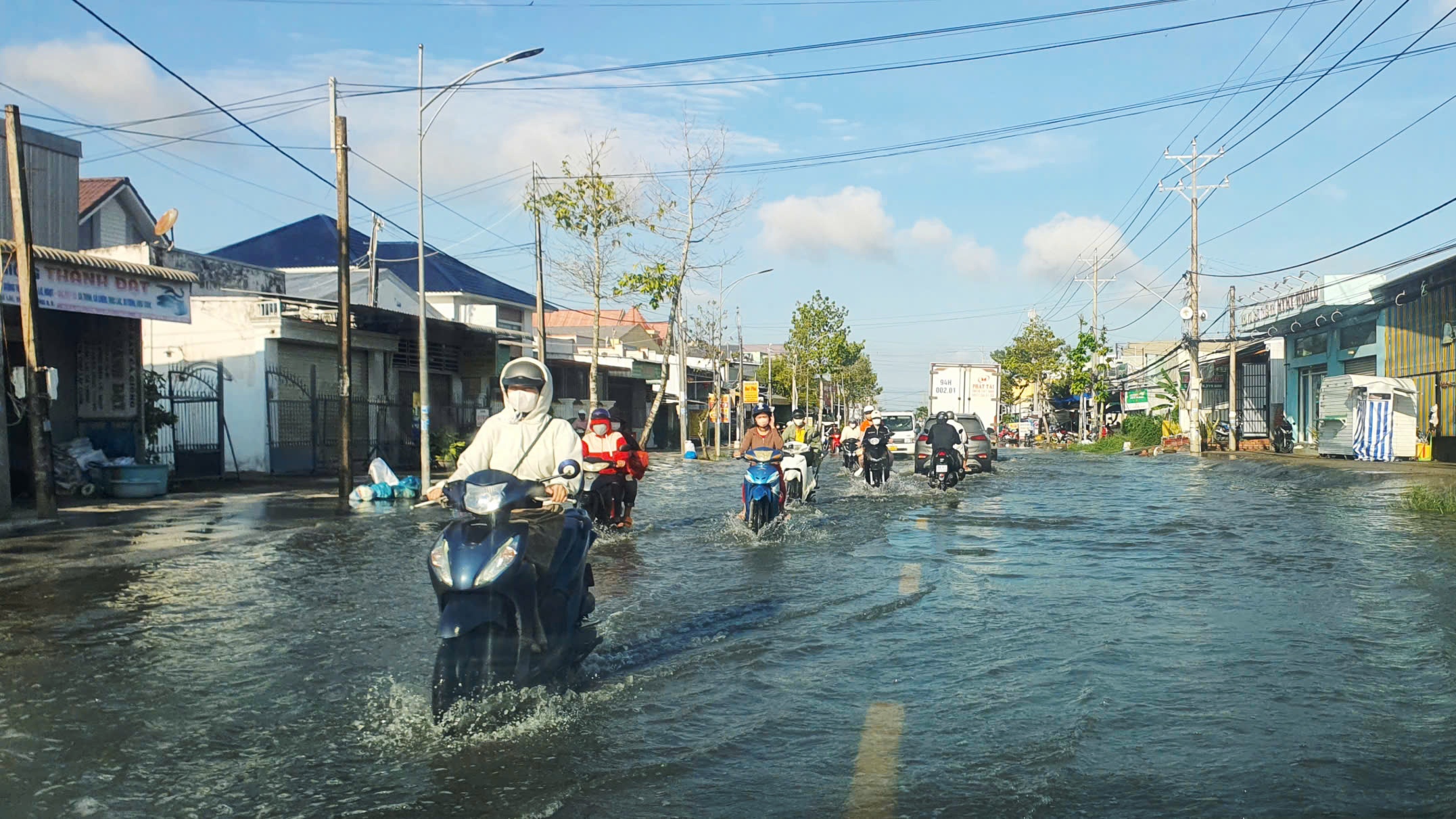 Triều cường d&acirc;ng cao g&acirc;y ngập quốc lộ 1 qua C&agrave; Mau- Ảnh 1.