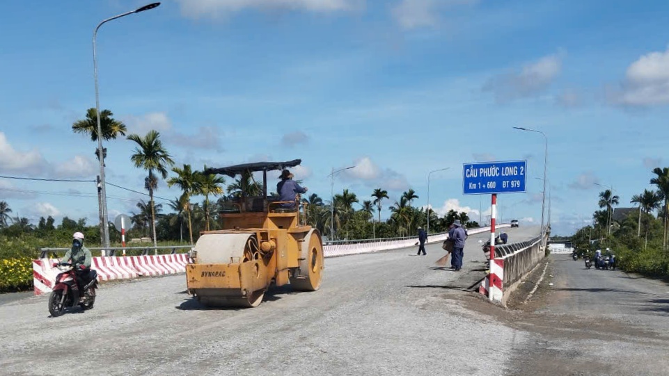 C&agrave; Mau: Khẩn trương khắc phục hư hỏng đường đầu cầu Phước Long 2- Ảnh 1.