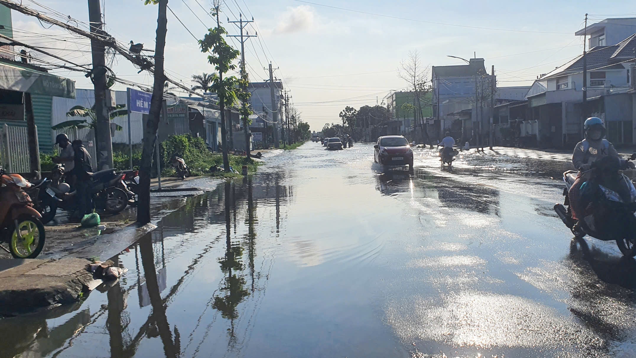 Triều cường d&acirc;ng cao g&acirc;y ngập quốc lộ 1 qua C&agrave; Mau- Ảnh 3.