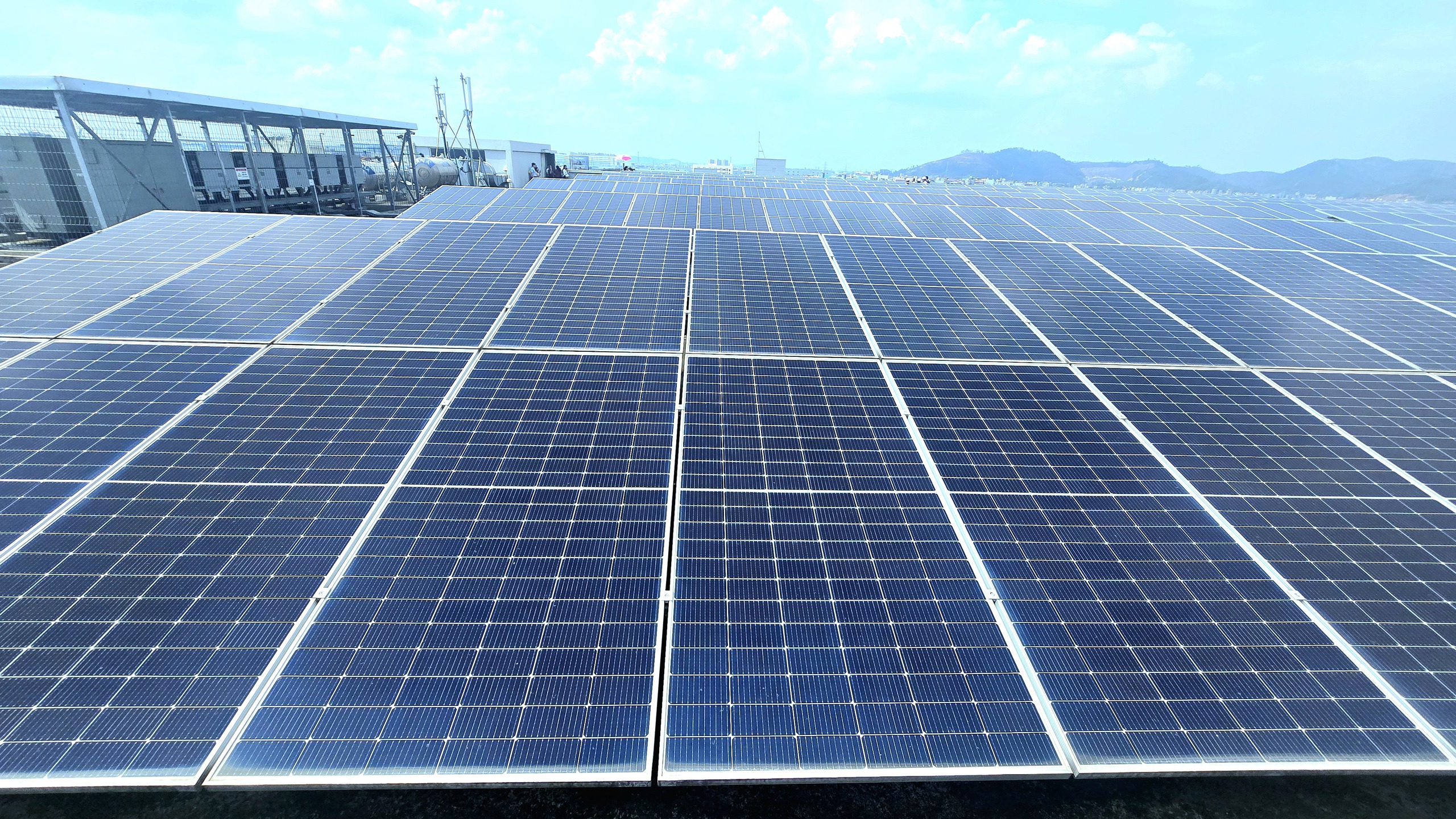 Đề xuất lắp điện mặt trời mái nhà không đăng ký là vi phạm, EVN nói gì?- Ảnh 1. Đề xuất lắp điện mặt trời mái nhà không đăng ký là vi phạm, EVN nói gì?- Ảnh 1.