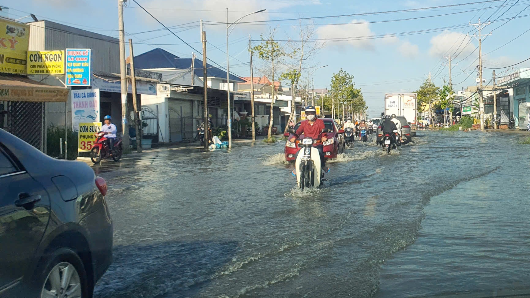 Triều cường d&acirc;ng cao g&acirc;y ngập quốc lộ 1 qua C&agrave; Mau- Ảnh 2.