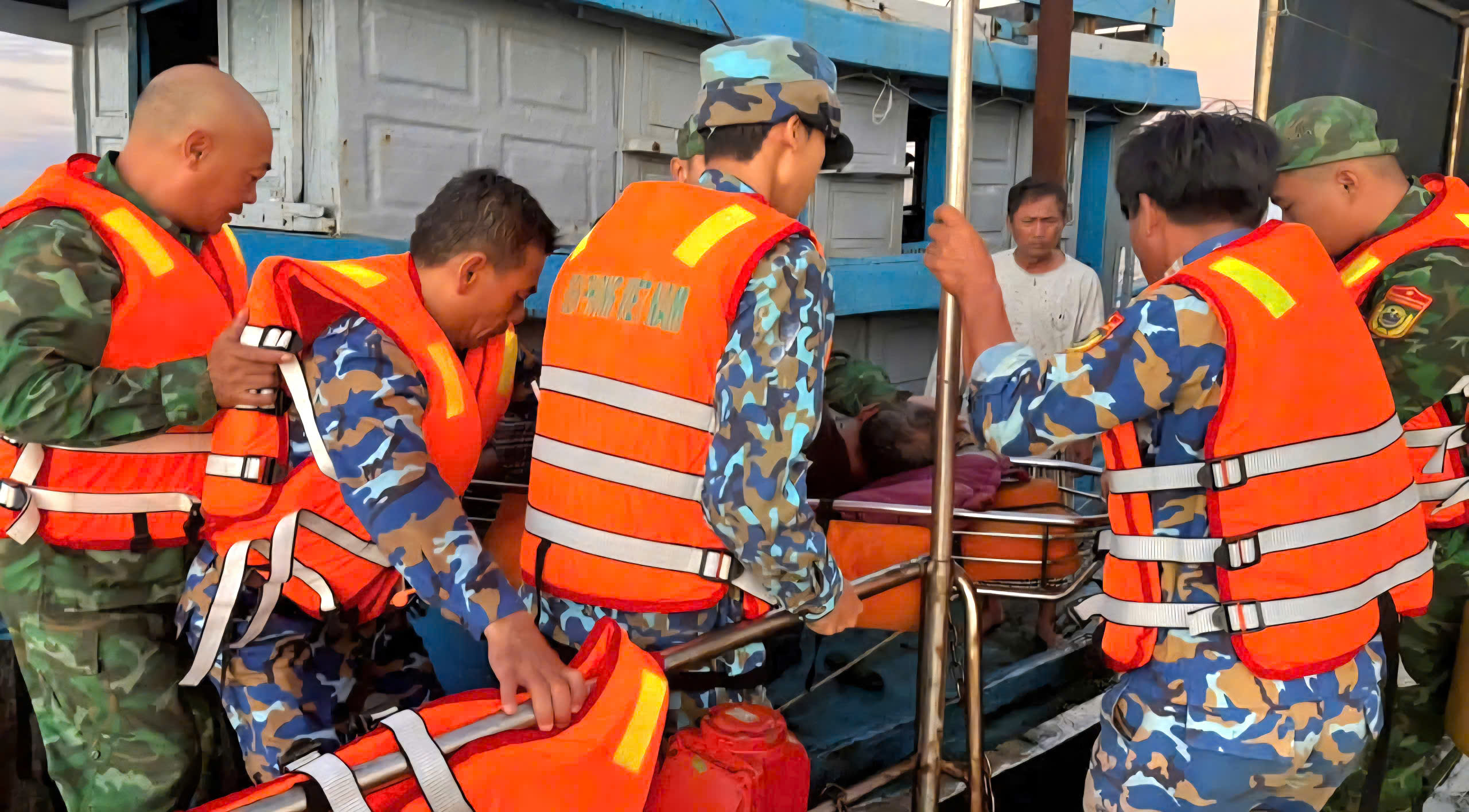 Kịp thời cứu ngư dân gặp nạn khi đang hành nghề trên biển- Ảnh 1. Kịp thời cứu ngư dân gặp nạn khi đang hành nghề trên biển- Ảnh 1.