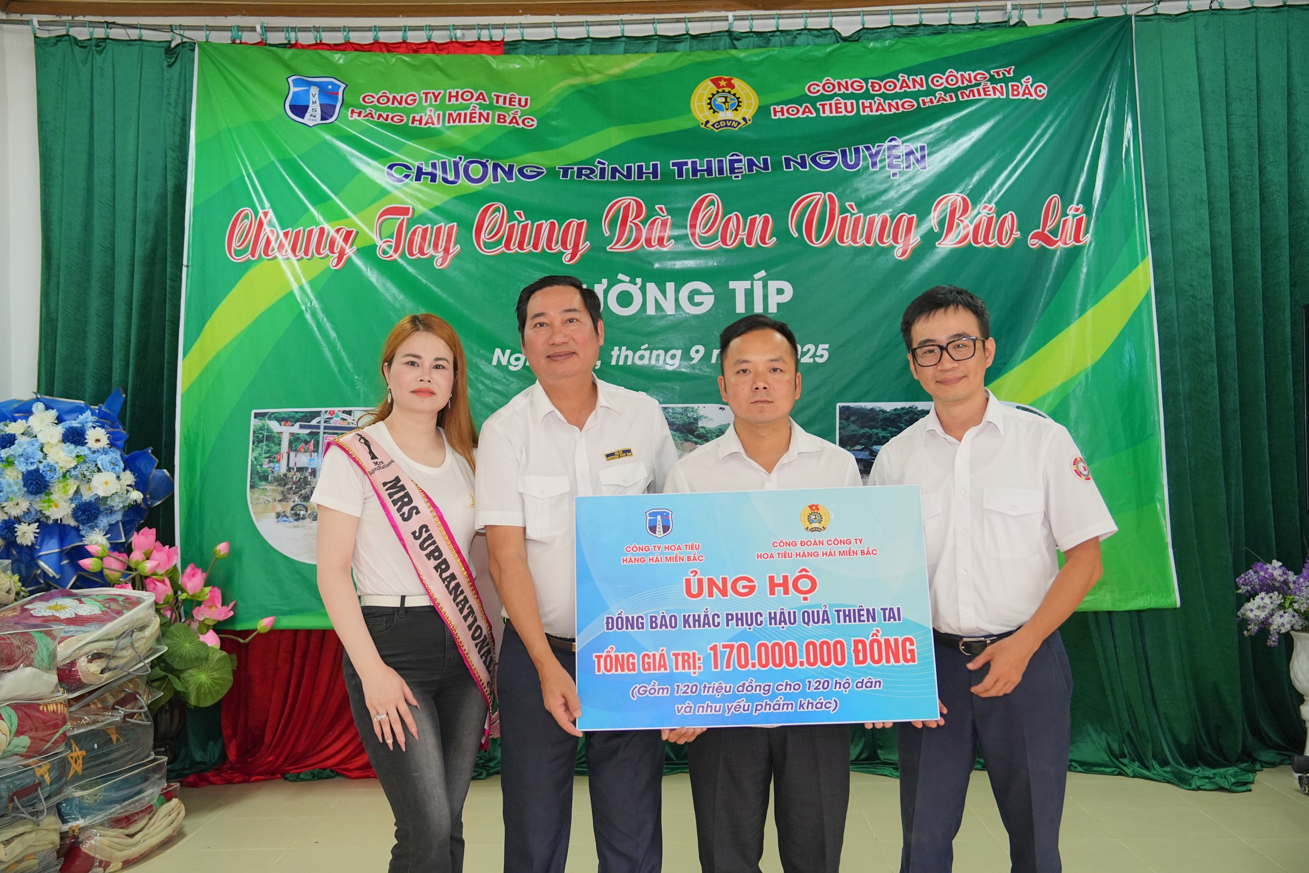 Vượt b&ugrave;n lũ l&ecirc;n Mường T&iacute;p: Những b&agrave;n tay nh&acirc;n &aacute;i t&igrave;m đến nơi gian kh&oacute; nhất- Ảnh 1.