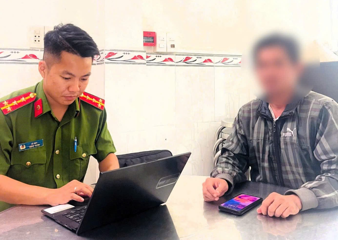 C&ocirc;ng an v&agrave; ng&acirc;n h&agrave;ng cứu người d&acirc;n tho&aacute;t bẫy lừa tiền ảo, bảo to&agrave;n 180 triệu đồng- Ảnh 1.