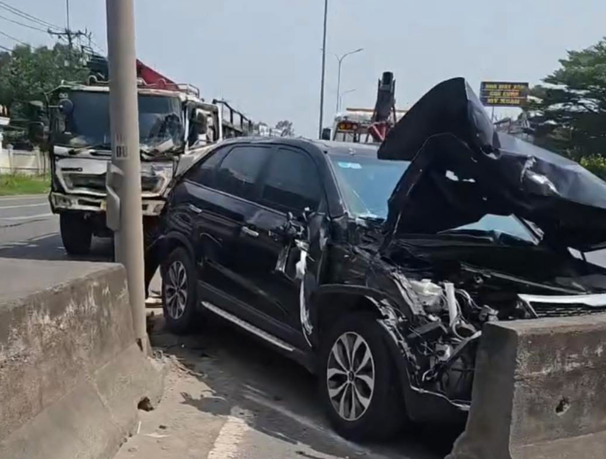 Đồng Nai: Tai nạn liên hoàn giữa 8 ô tô trên QL51, giao thông ùn tắc nhiều giờ- Ảnh 4. Đồng Nai: Tai nạn liên hoàn giữa 8 ô tô trên QL51, giao thông ùn tắc nhiều giờ- Ảnh 4.