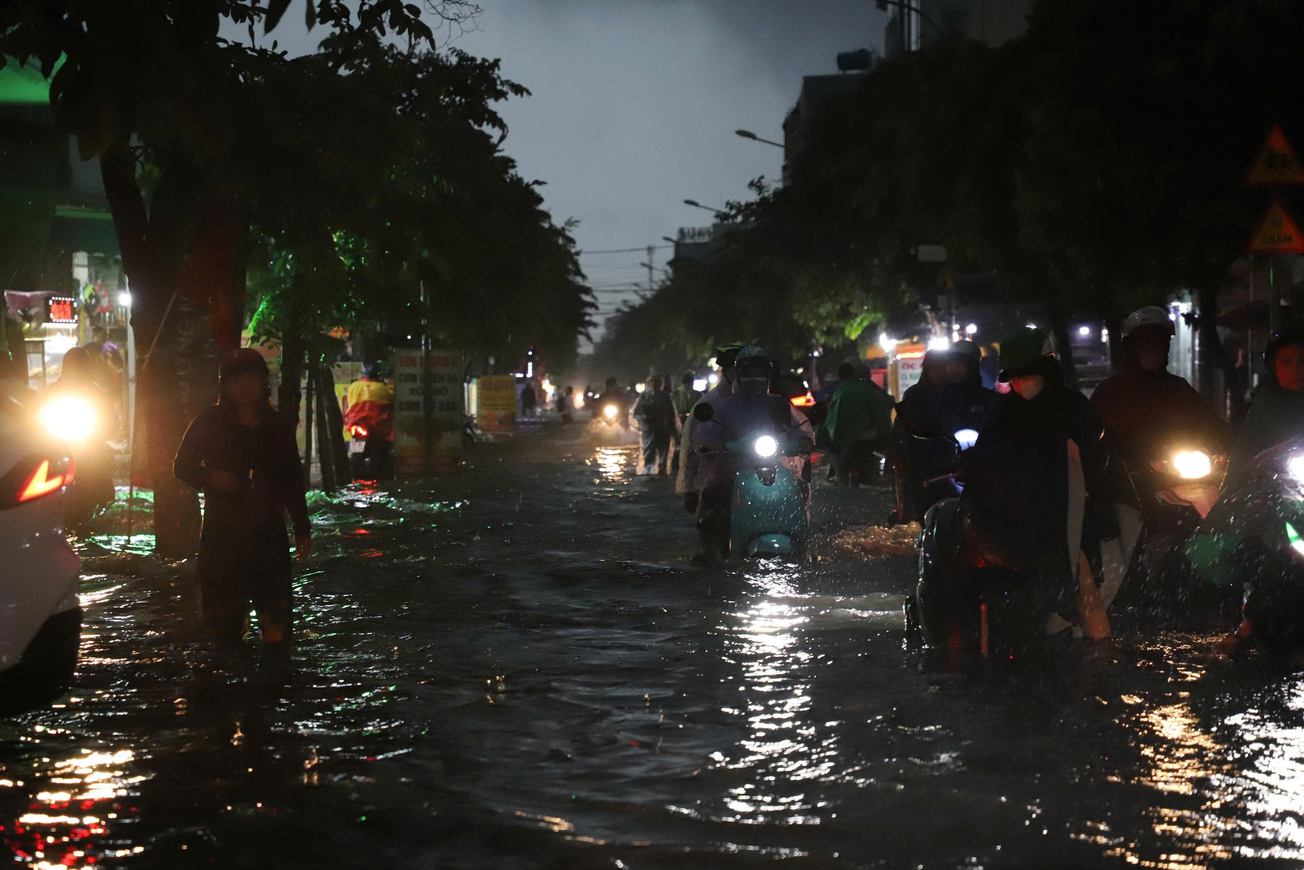 TP.HCM: Mưa d&ocirc;ng g&acirc;y ngập s&acirc;u, c&acirc;y xanh g&atilde;y đổ, m&aacute;i t&ocirc;n bay giữa đường- Ảnh 4.