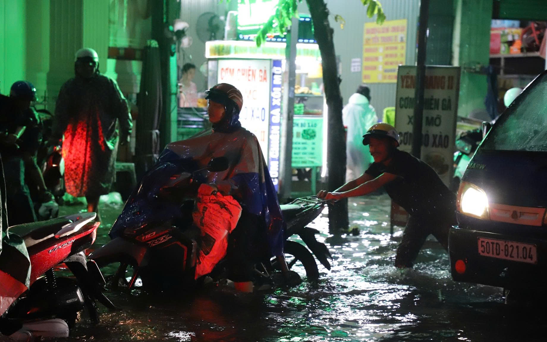 TP.HCM: Mưa d&ocirc;ng g&acirc;y ngập s&acirc;u, c&acirc;y xanh g&atilde;y đổ, m&aacute;i t&ocirc;n bay giữa đường