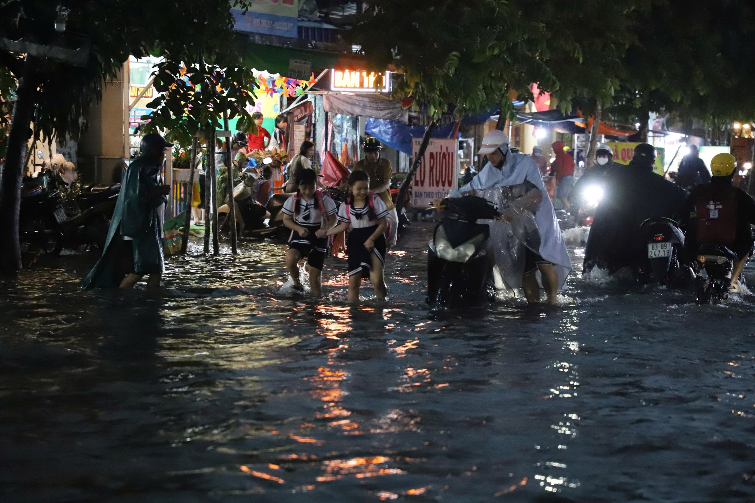 TP.HCM: Mưa d&ocirc;ng g&acirc;y ngập s&acirc;u, c&acirc;y xanh g&atilde;y đổ, m&aacute;i t&ocirc;n bay giữa đường- Ảnh 2.