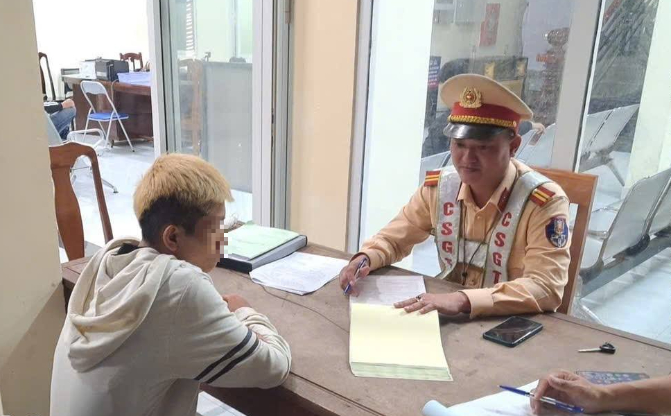 Chạy xe m&aacute;y "nhiều kh&ocirc;ng", nh&oacute;m thiếu ni&ecirc;n ở Quảng Ng&atilde;i bị phạt h&agrave;ng chục triệu đồng- Ảnh 2.