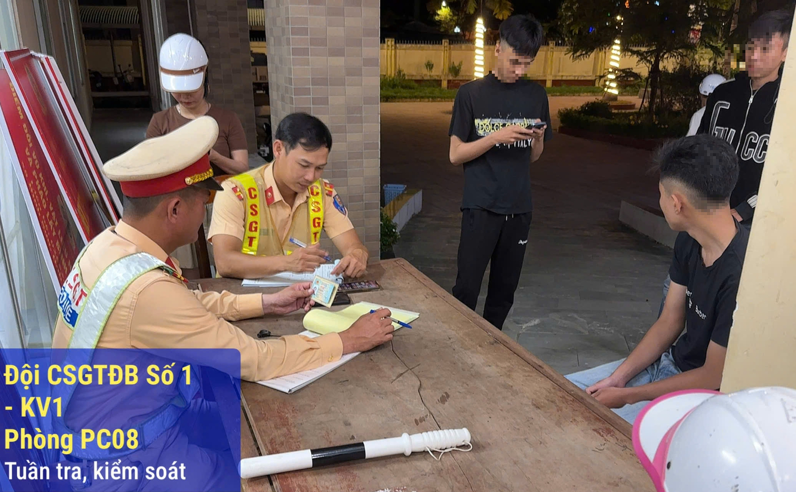 Chạy xe m&aacute;y "nhiều kh&ocirc;ng", nh&oacute;m thiếu ni&ecirc;n ở Quảng Ng&atilde;i bị phạt h&agrave;ng chục triệu đồng- Ảnh 1.