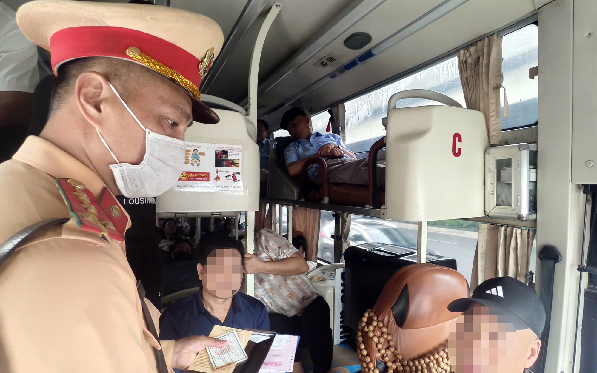 Tai nạn giao th&ocirc;ng giảm s&acirc;u sau một th&aacute;ng CSGT tổng kiểm so&aacute;t xe kinh doanh vận tải