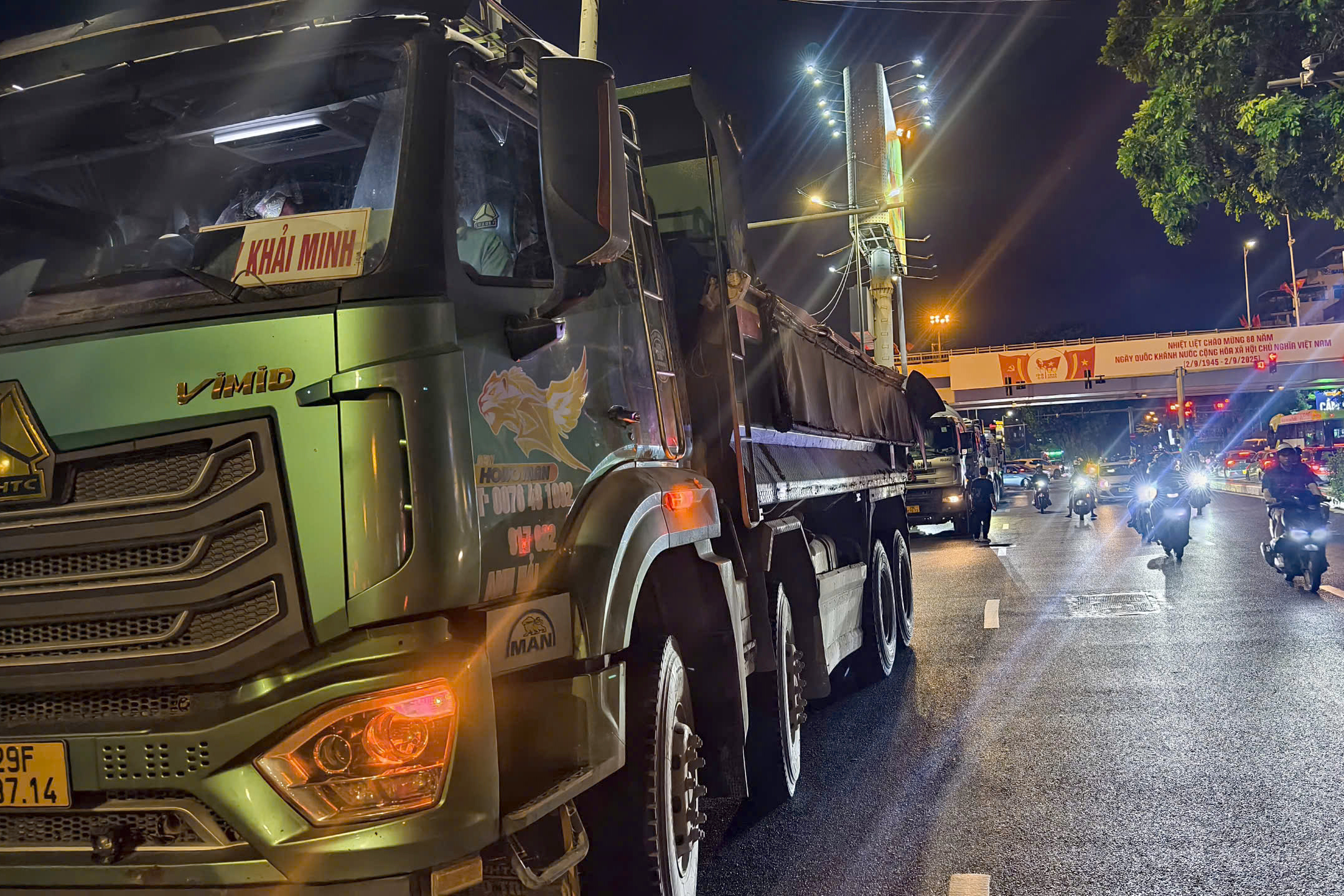 CSGT H&agrave; Nội h&oacute;a trang ghi h&igrave;nh xử l&yacute; loạt xe tải độ đ&egrave;n, lắp c&ograve;i hơi chạy ban đ&ecirc;m- Ảnh 3.