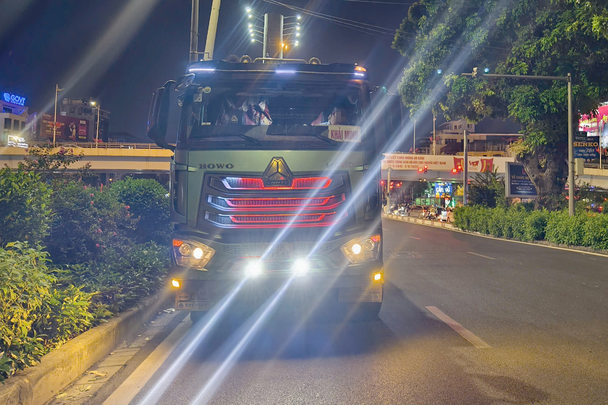 CSGT H&agrave; Nội h&oacute;a trang ghi h&igrave;nh xử l&yacute; loạt xe tải độ đ&egrave;n, lắp c&ograve;i hơi chạy ban đ&ecirc;m- Ảnh 2.