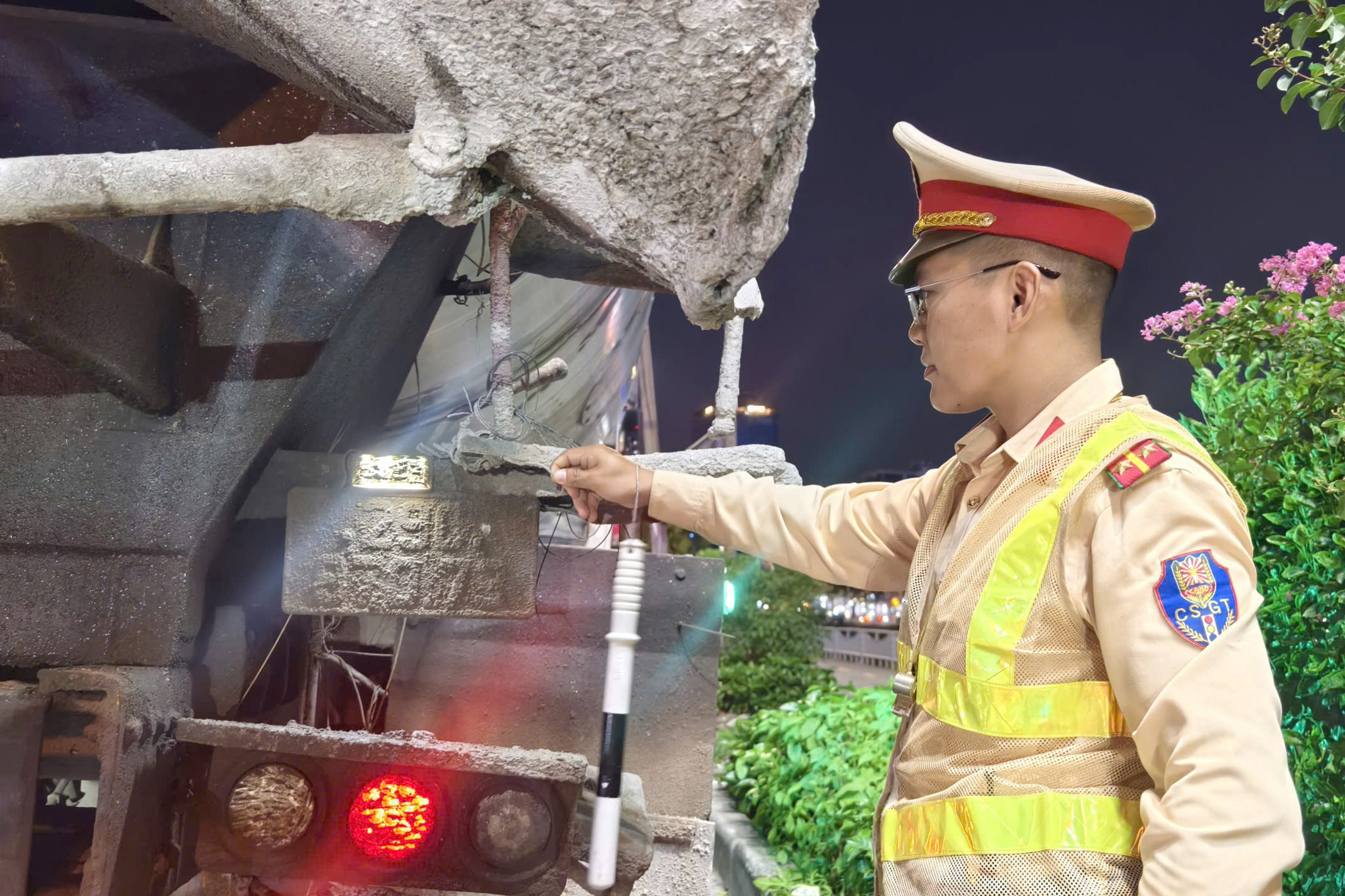 CSGT H&agrave; Nội h&oacute;a trang ghi h&igrave;nh xử l&yacute; loạt xe tải độ đ&egrave;n, lắp c&ograve;i hơi chạy ban đ&ecirc;m- Ảnh 4.