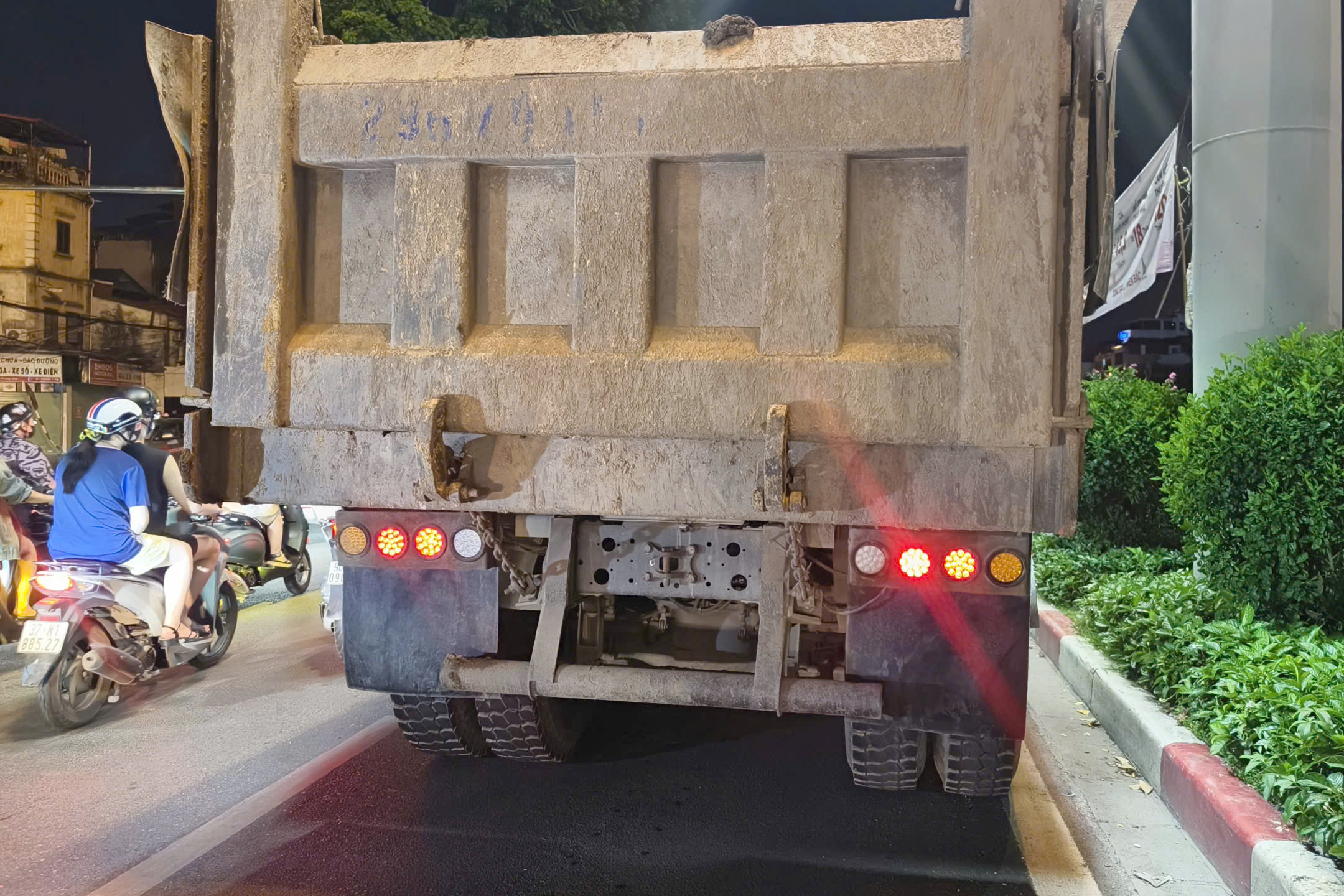 CSGT H&agrave; Nội h&oacute;a trang ghi h&igrave;nh xử l&yacute; loạt xe tải độ đ&egrave;n, lắp c&ograve;i hơi chạy ban đ&ecirc;m- Ảnh 5.