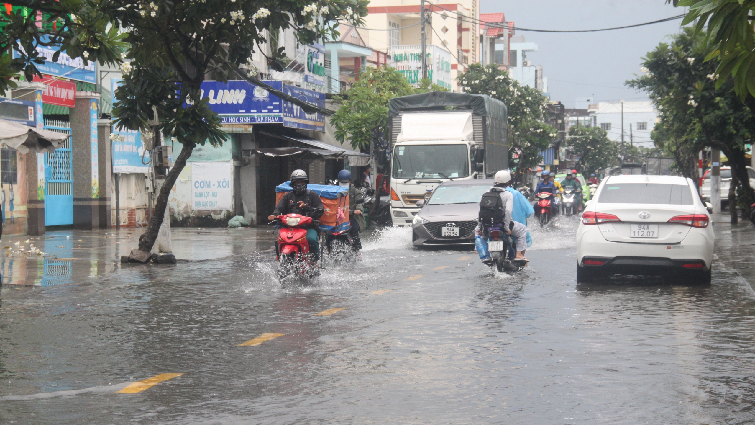 C&agrave; Mau: Mưa lớn k&eacute;o d&agrave;i, nhiều tuyến đường nội &ocirc; Bạc Li&ecirc;u ngập s&acirc;u- Ảnh 1.
