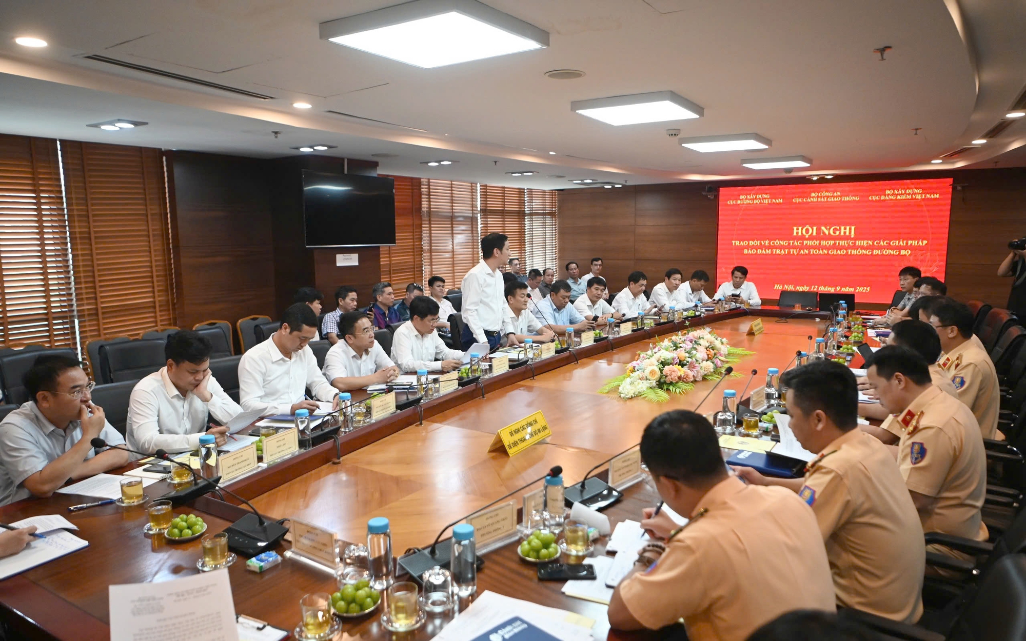 Cục CSGT đề xuất kết nối dữ liệu, quản l&yacute; chặt xe kinh doanh vận tải