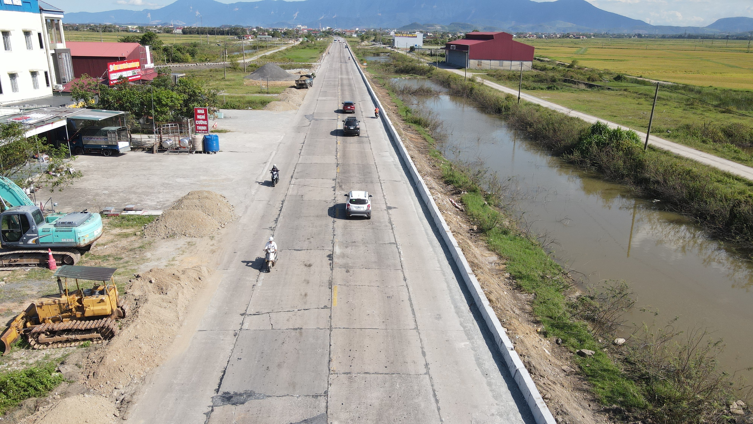 Đẩy nhanh tiến độ sửa chữa, nâng cấp quốc lộ 1 đoạn cửa ngõ phía Nam Hà Tĩnh- Ảnh 12. Đẩy nhanh tiến độ sửa chữa, nâng cấp quốc lộ 1 đoạn cửa ngõ phía Nam Hà Tĩnh- Ảnh 12.
