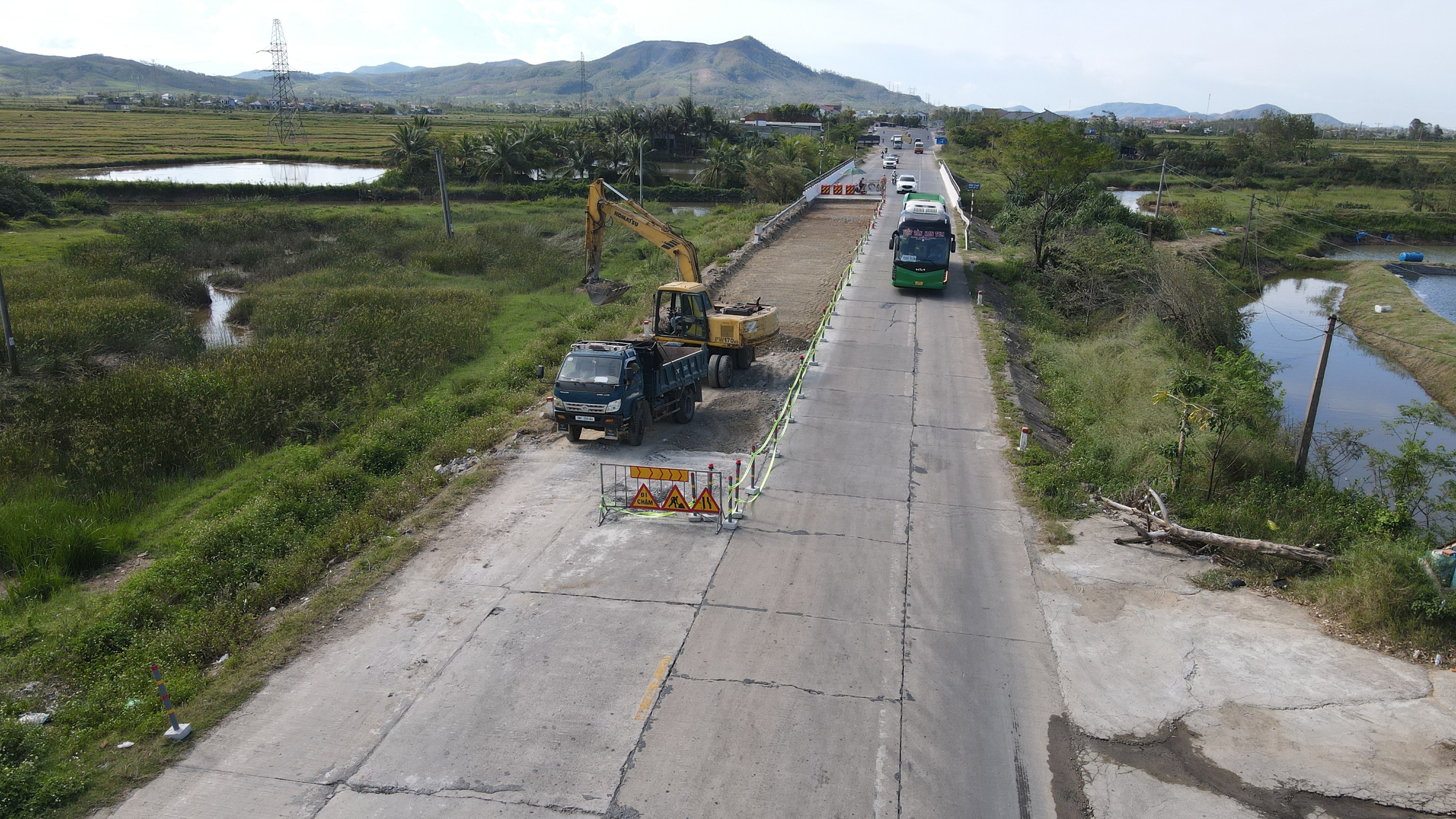 Đẩy nhanh tiến độ sửa chữa, nâng cấp quốc lộ 1 đoạn cửa ngõ phía Nam Hà Tĩnh- Ảnh 6. Đẩy nhanh tiến độ sửa chữa, nâng cấp quốc lộ 1 đoạn cửa ngõ phía Nam Hà Tĩnh- Ảnh 6.