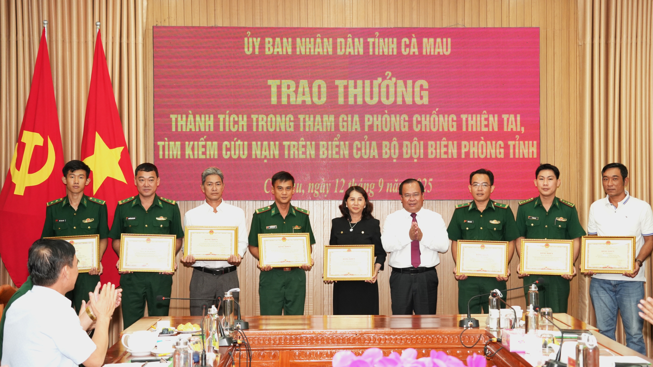 Khen thưởng Bộ đội Bi&ecirc;n ph&ograve;ng, ngư d&acirc;n cứu hộ tr&ecirc;n biển C&agrave; Mau- Ảnh 1.