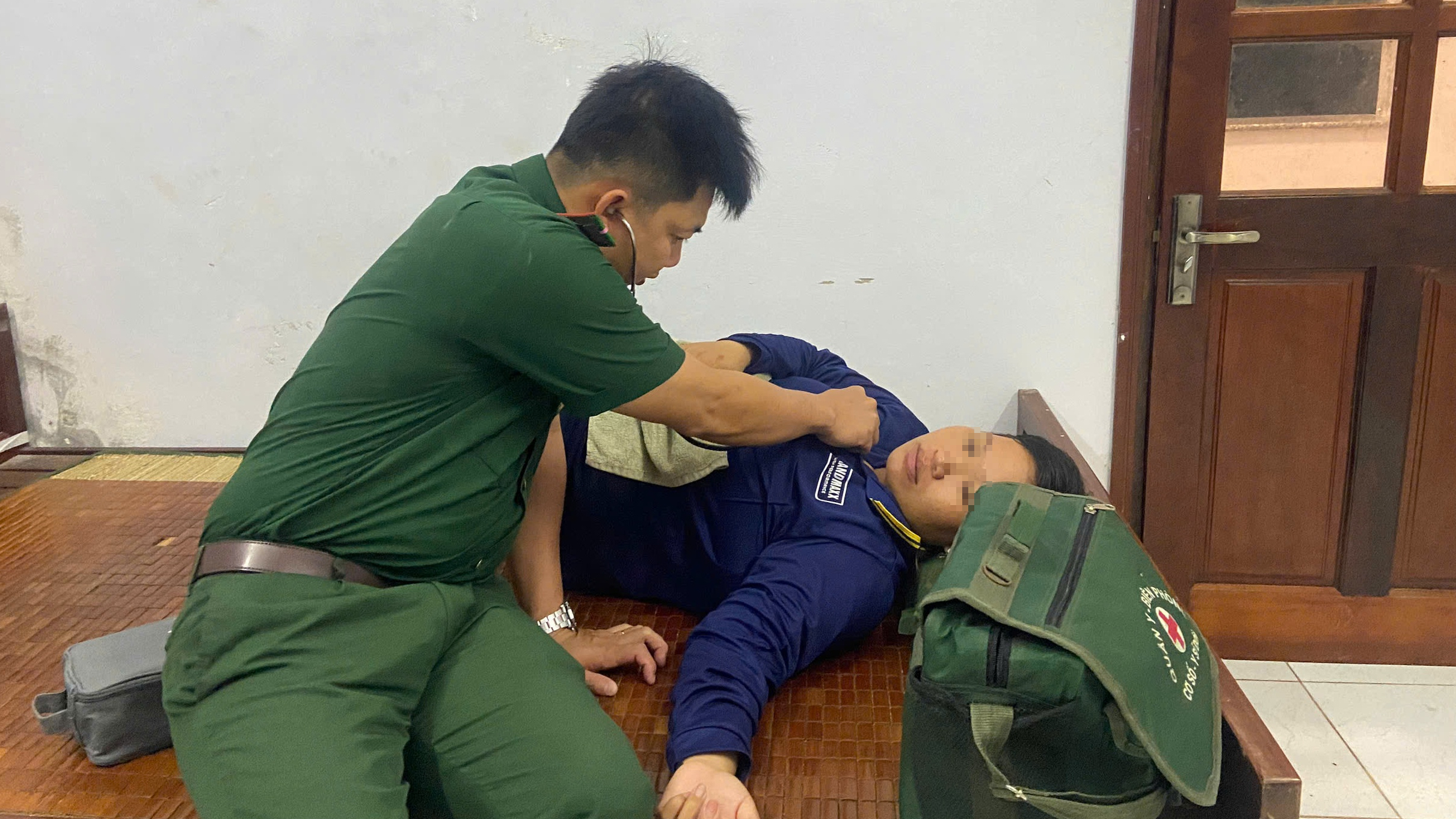 Khen thưởng Bộ đội Bi&ecirc;n ph&ograve;ng, ngư d&acirc;n cứu hộ tr&ecirc;n biển C&agrave; Mau- Ảnh 2.