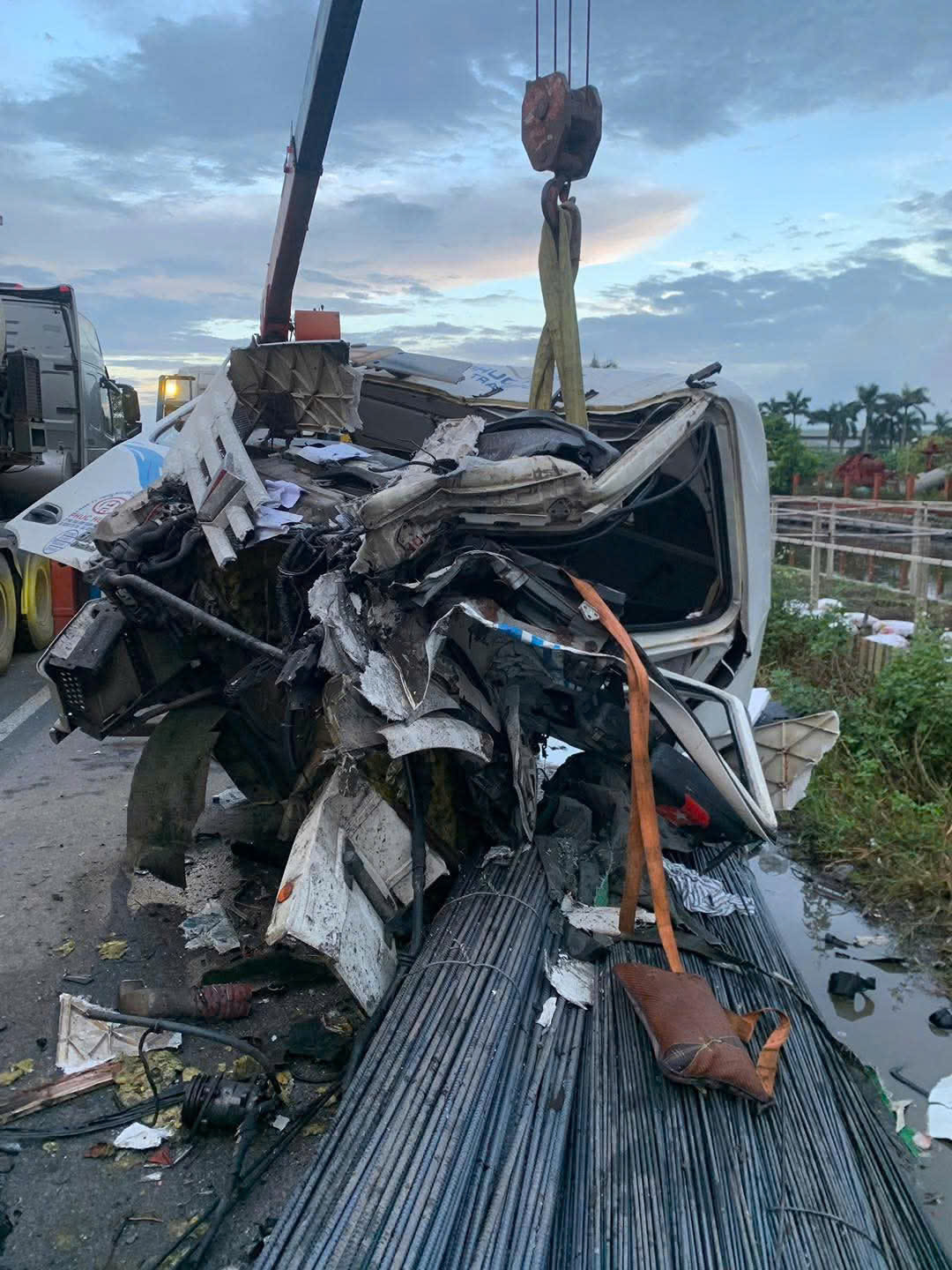 Hải Phòng: Hai xe đầu kéo va chạm trên QL5, một tài xế bị thương, giao thông ùn tắc- Ảnh 1. Hải Phòng: Hai xe đầu kéo va chạm trên QL5, một tài xế bị thương, giao thông ùn tắc- Ảnh 1.