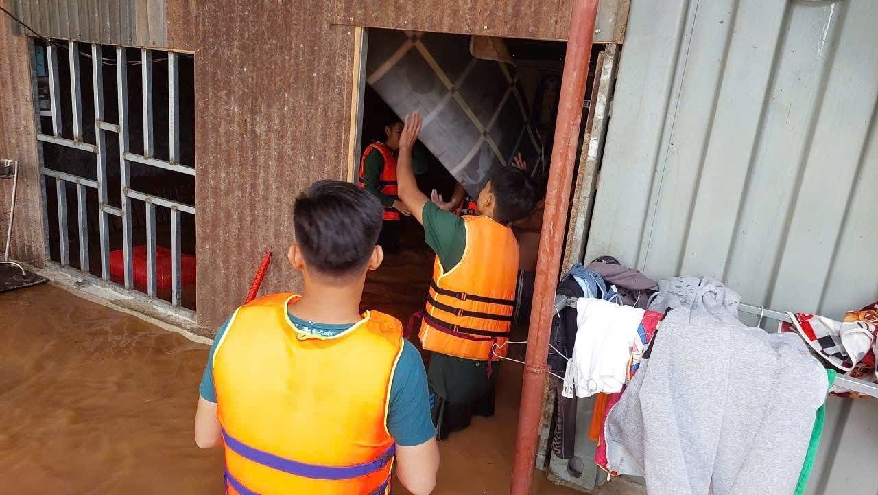 Nước s&ocirc;ng Bu&ocirc;ng d&acirc;ng cao, h&agrave;ng trăm hộ d&acirc;n Đồng Nai khổ sở chạy lũ- Ảnh 1.