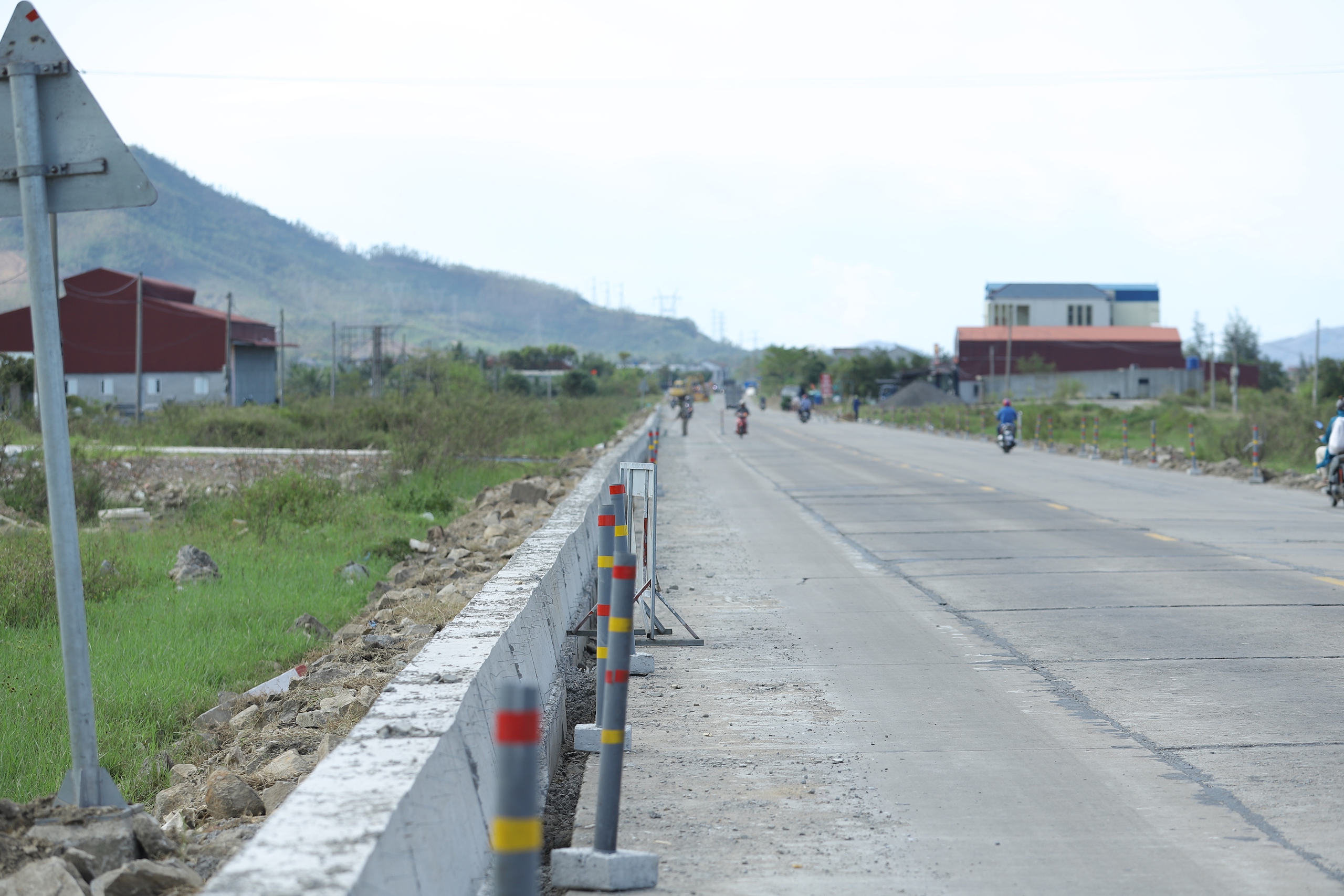 Đẩy nhanh tiến độ sửa chữa, nâng cấp quốc lộ 1 đoạn cửa ngõ phía Nam Hà Tĩnh- Ảnh 10. Đẩy nhanh tiến độ sửa chữa, nâng cấp quốc lộ 1 đoạn cửa ngõ phía Nam Hà Tĩnh- Ảnh 10.