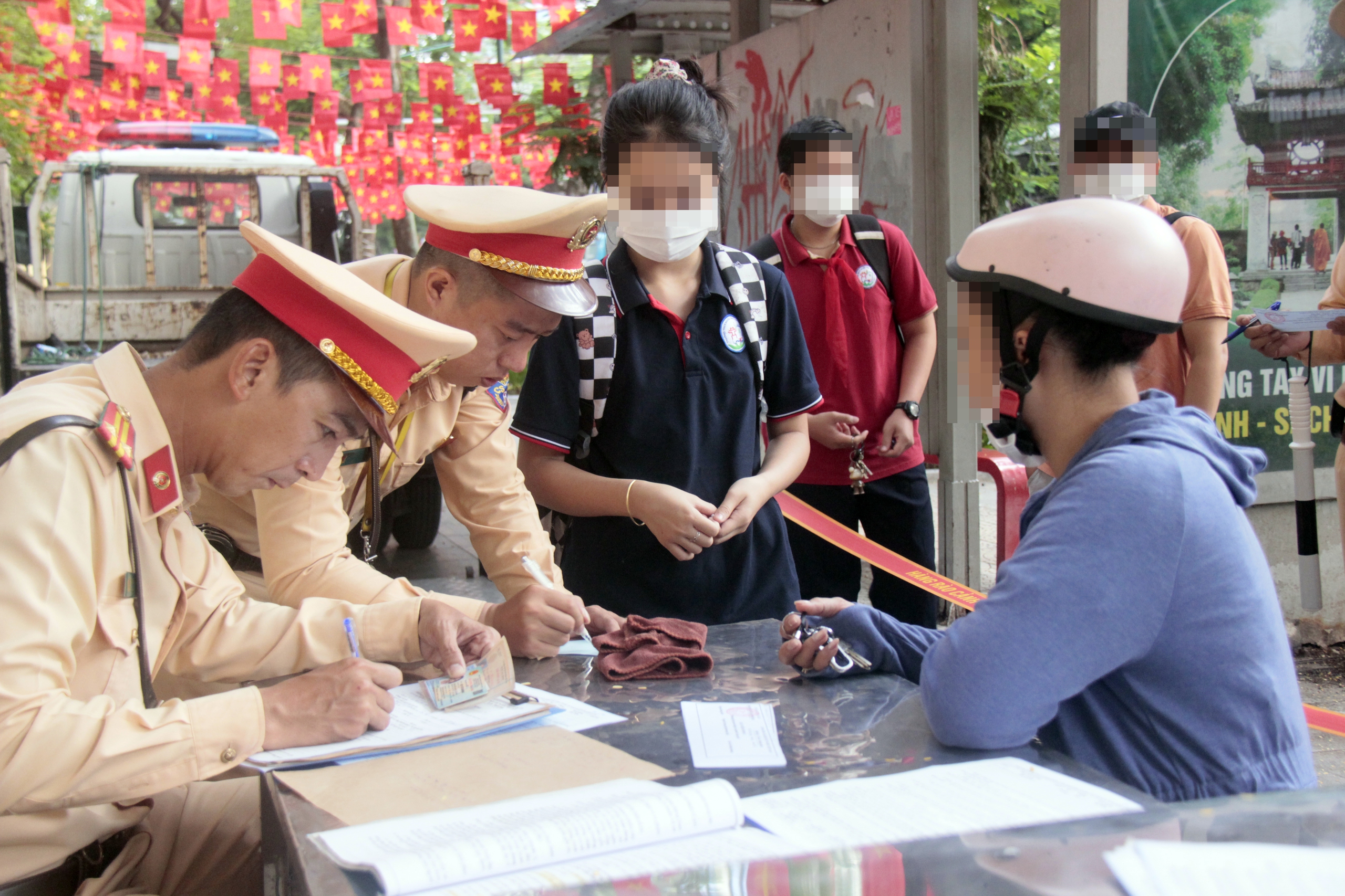 H&agrave; Nội: CSGT xử l&yacute; nhiều phụ huynh chở 3, kẹp 4 đưa con đến trường- Ảnh 8.