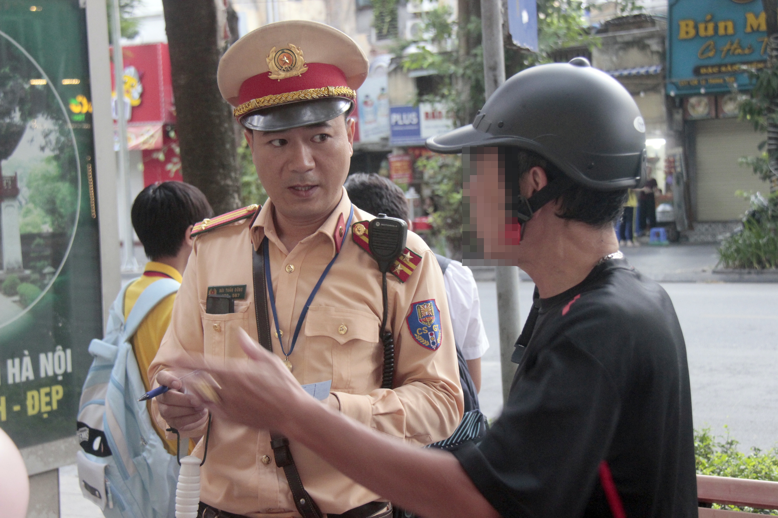 H&agrave; Nội: CSGT xử l&yacute; nhiều phụ huynh chở 3, kẹp 4 đưa con đến trường- Ảnh 7.