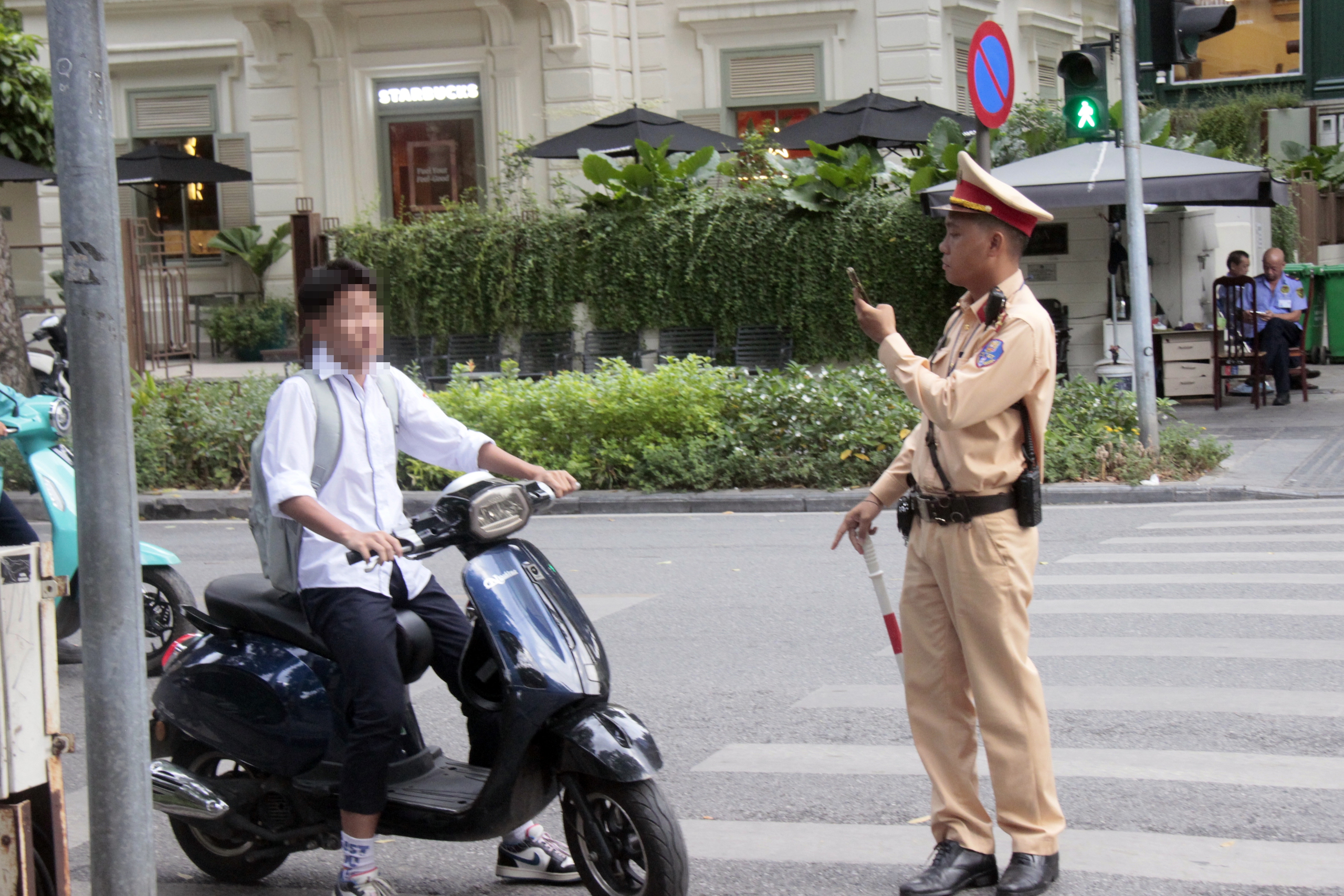 H&agrave; Nội: CSGT xử l&yacute; nhiều phụ huynh chở 3, kẹp 4 đưa con đến trường- Ảnh 6.