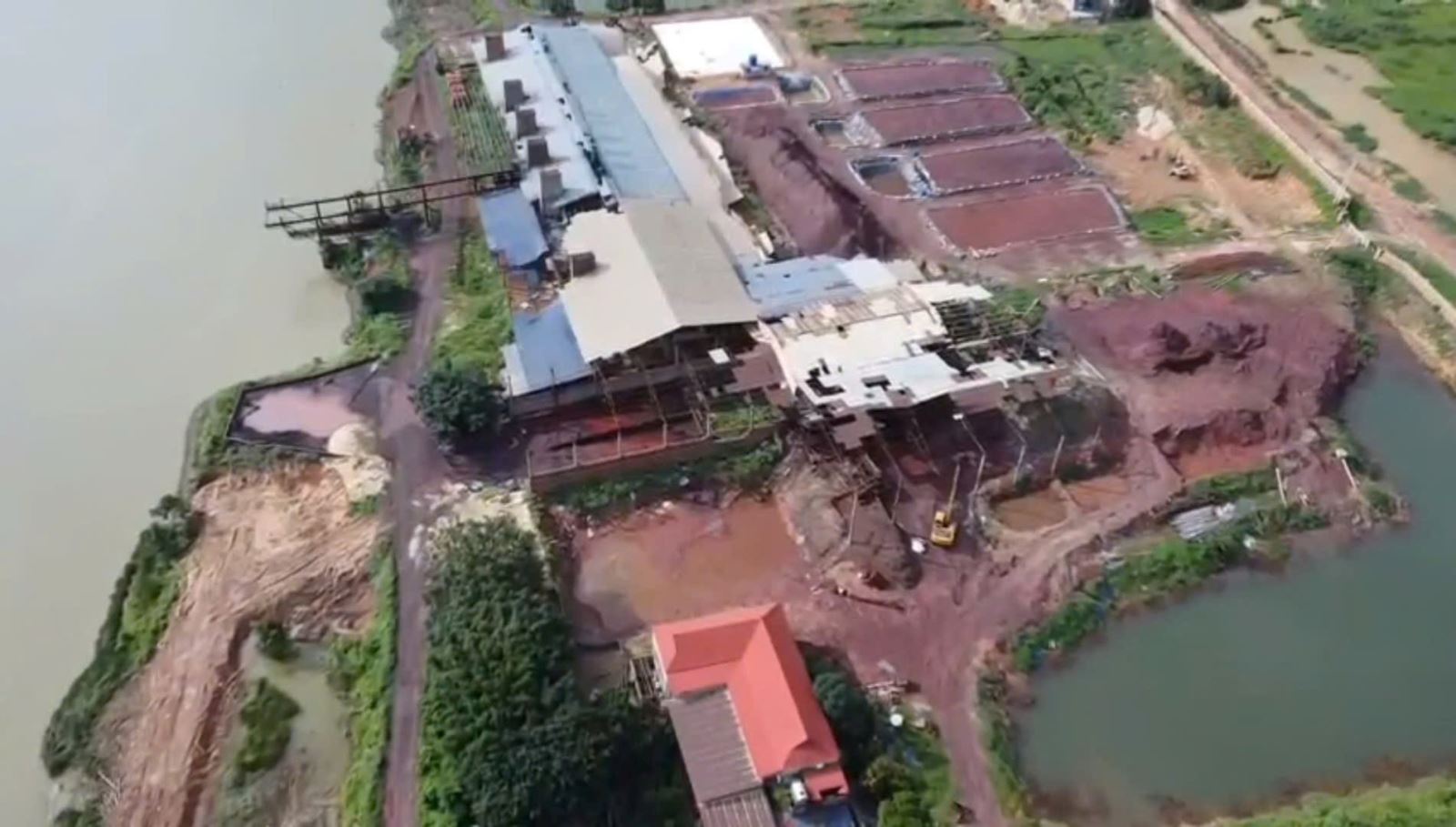 Đổ gần một ngh&igrave;n tấn chất thải rắn ra m&ocirc;i trường, ba người ở Bắc Ninh bị khởi tố- Ảnh 1.