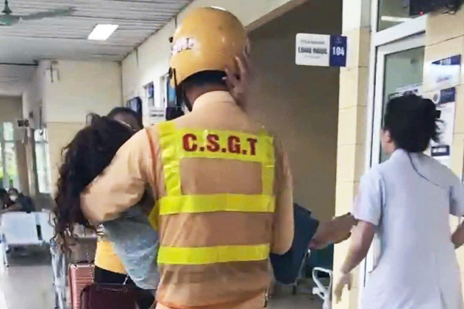 CSGT H&agrave; Nội mở đường, cứu người phụ nữ nghi bị sốc phản vệ tr&ecirc;n đường- Ảnh 1.