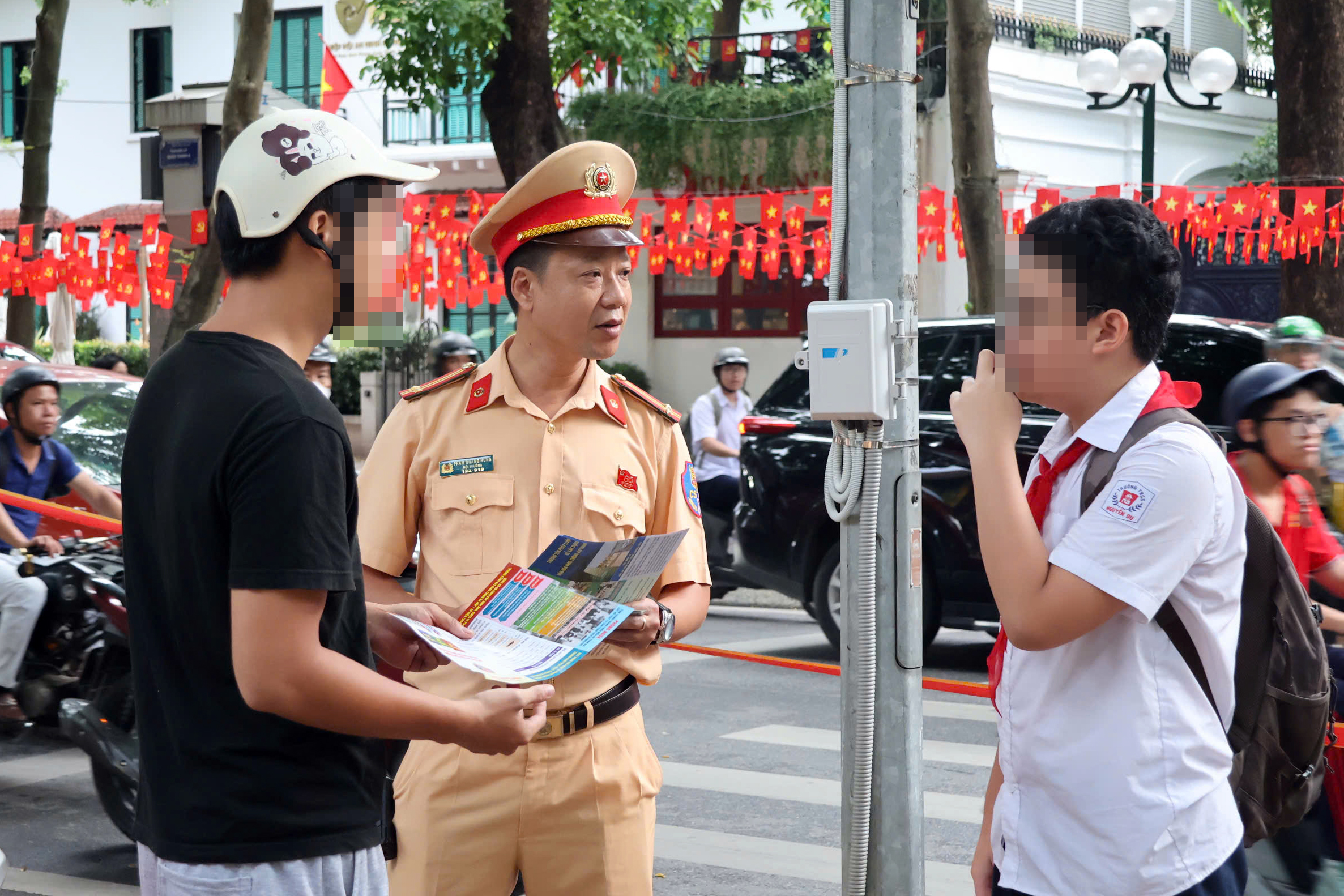 H&agrave; Nội: CSGT xử l&yacute; nhiều phụ huynh chở 3, kẹp 4 đưa con đến trường- Ảnh 9.