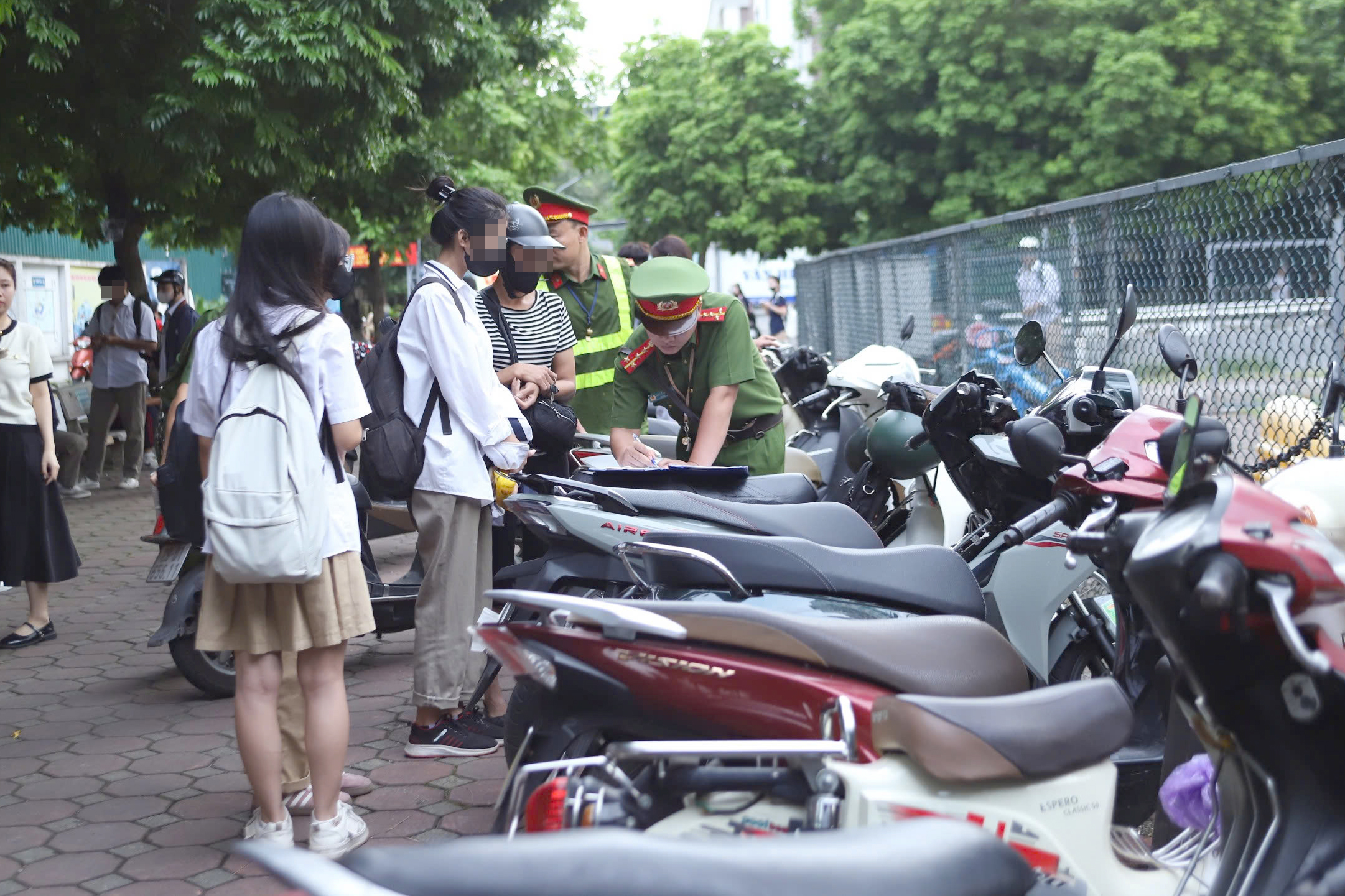 H&agrave; Nội: CSGT xử l&yacute; nhiều phụ huynh chở 3, kẹp 4 đưa con đến trường- Ảnh 10.