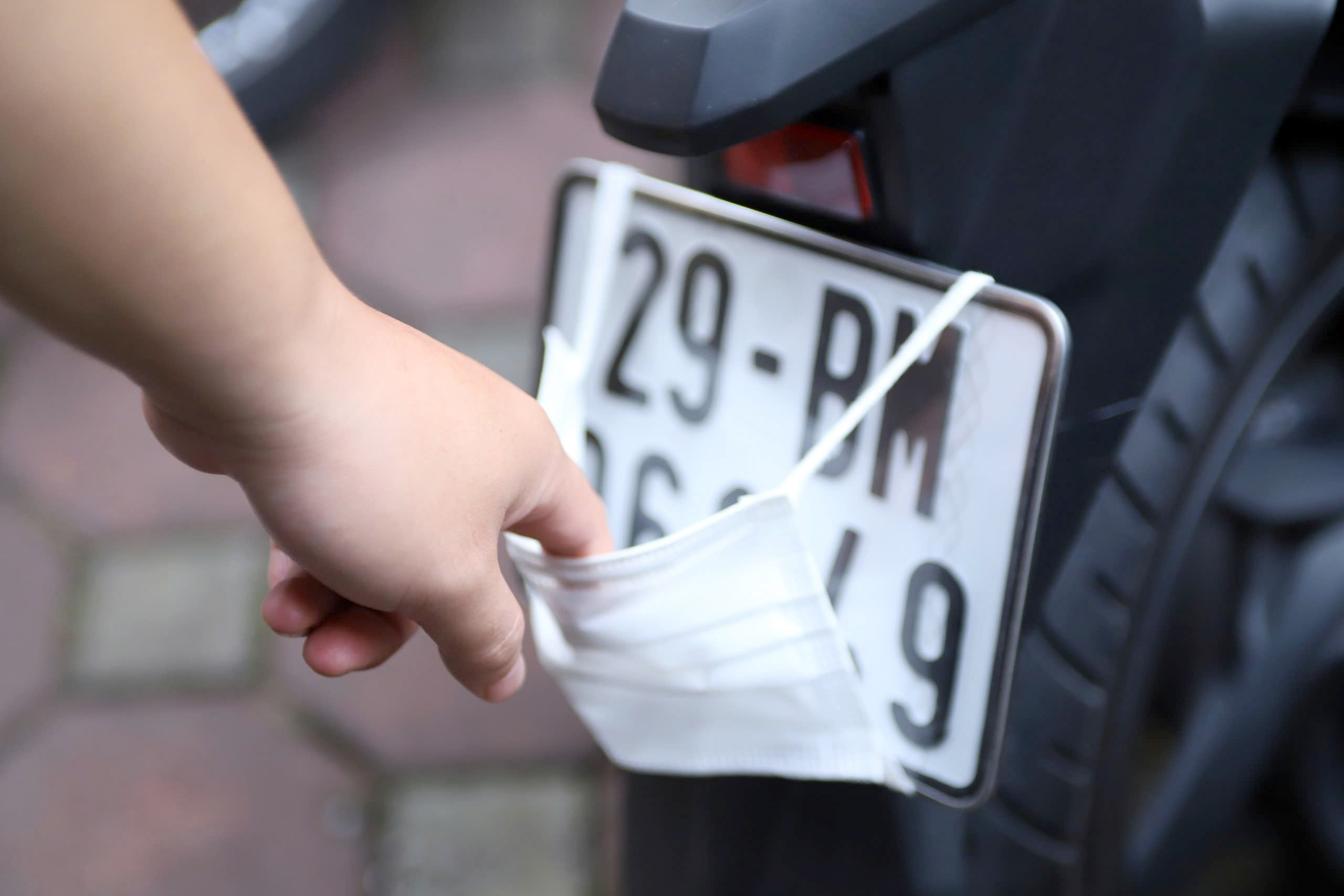 H&agrave; Nội: CSGT xử l&yacute; nhiều phụ huynh chở 3, kẹp 4 đưa con đến trường- Ảnh 12.