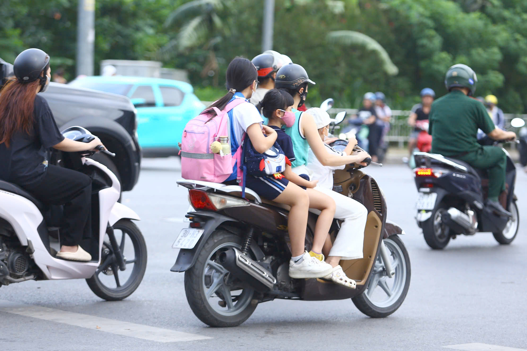 H&agrave; Nội: CSGT xử l&yacute; nhiều phụ huynh chở 3, kẹp 4 đưa con đến trường- Ảnh 2.