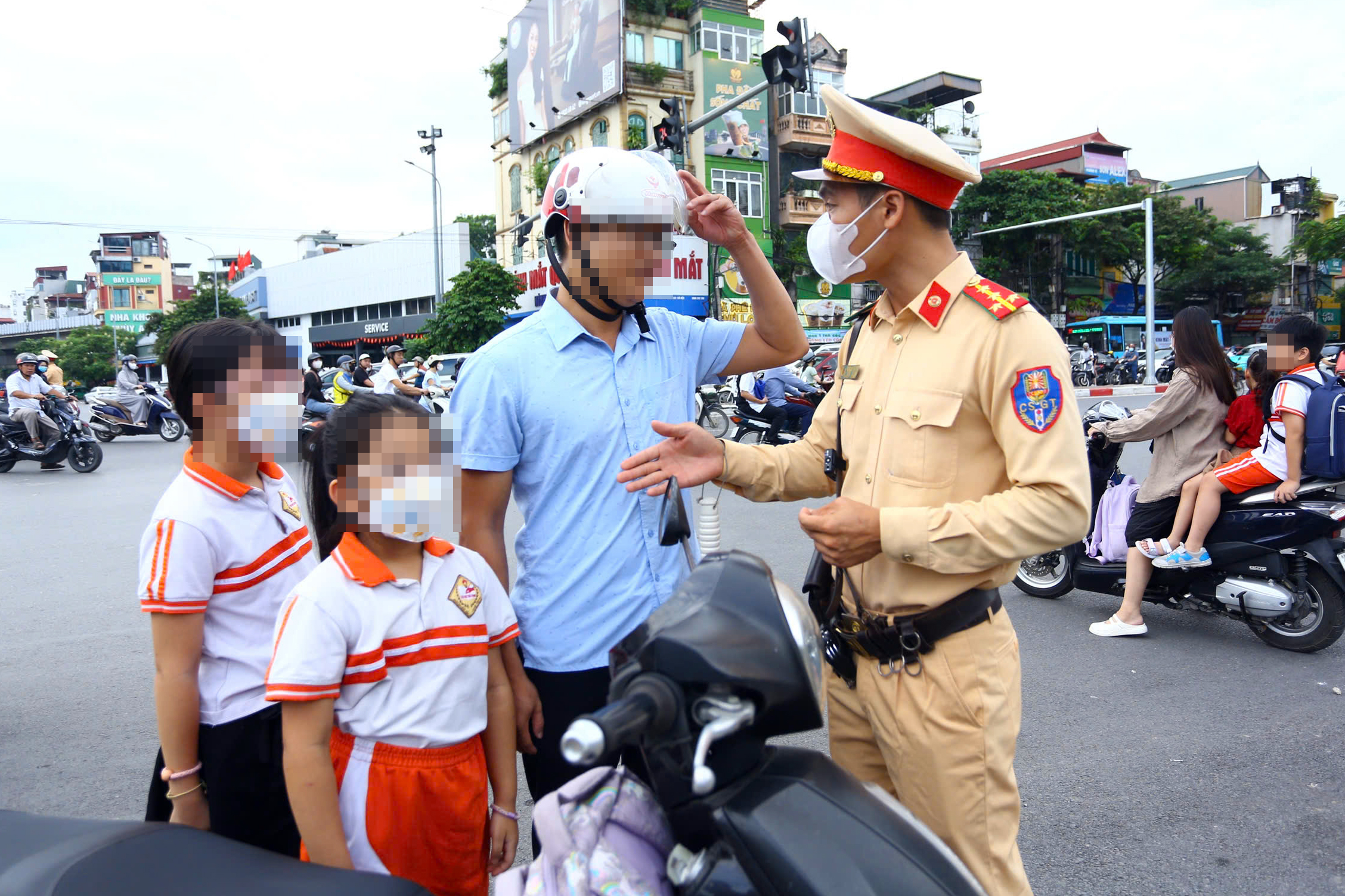 H&agrave; Nội: CSGT xử l&yacute; nhiều phụ huynh chở 3, kẹp 4 đưa con đến trường- Ảnh 5.