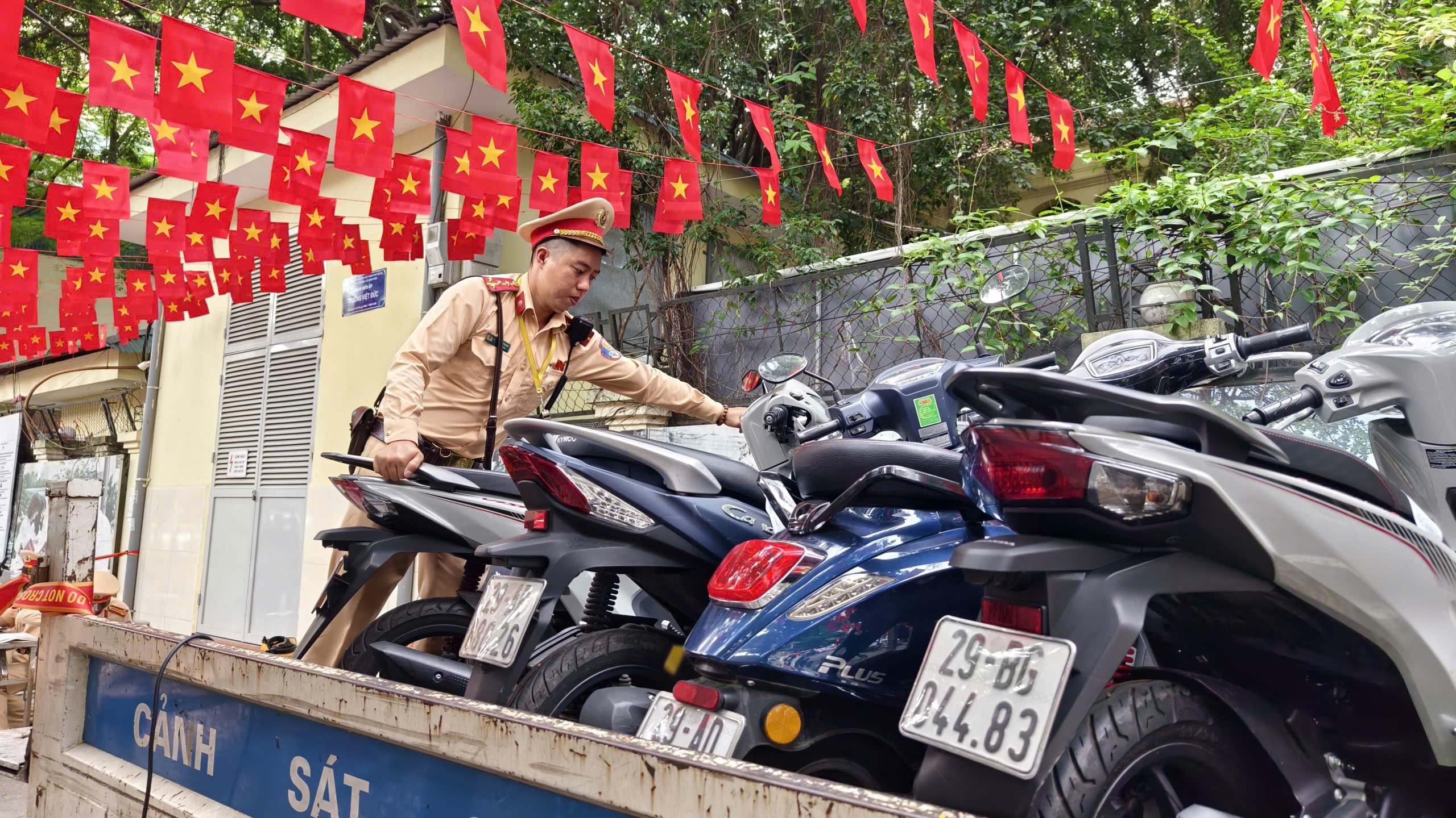 H&agrave; Nội: CSGT xử l&yacute; nhiều phụ huynh chở 3, kẹp 4 đưa con đến trường- Ảnh 14.