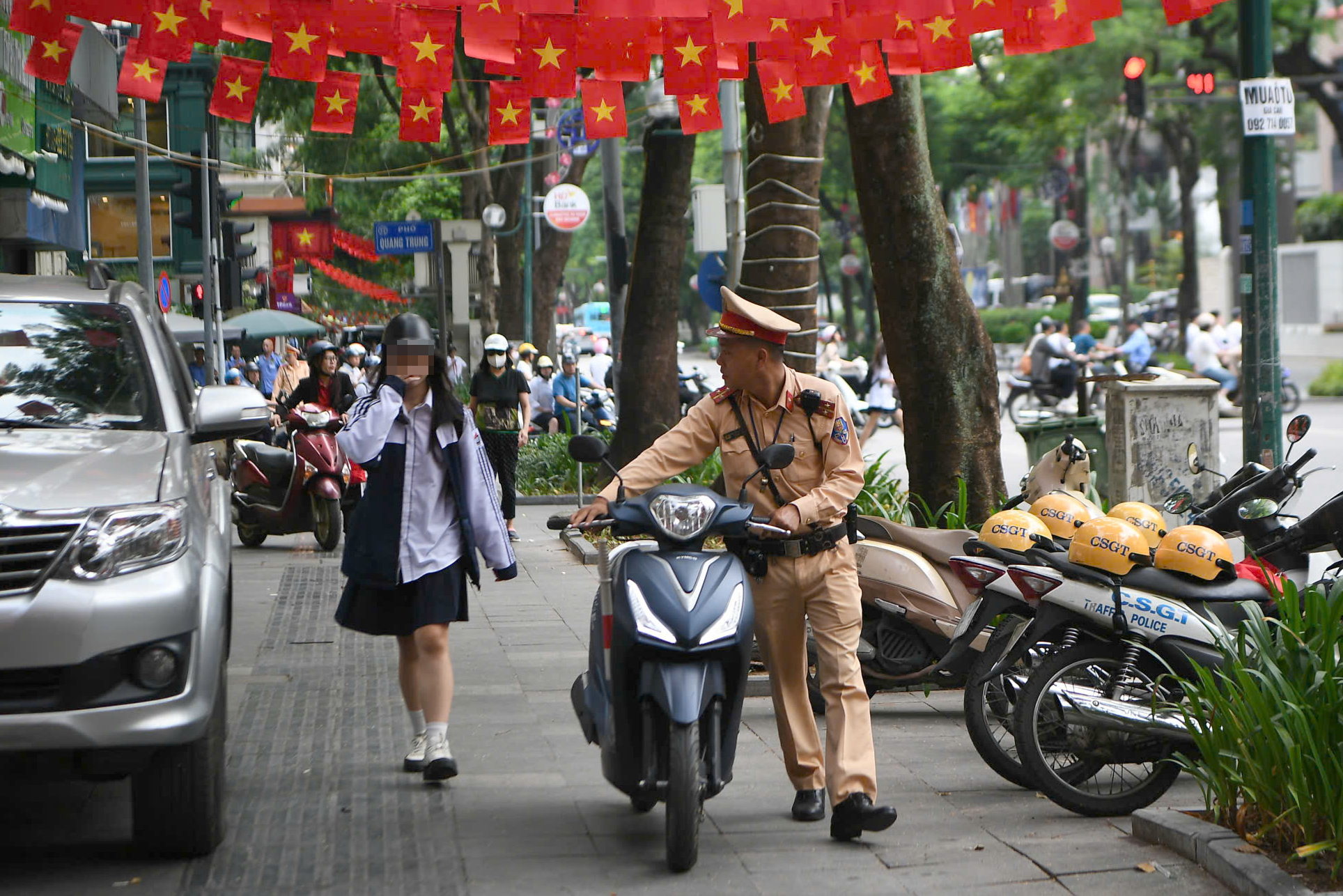 H&agrave; Nội: CSGT xử l&yacute; nhiều phụ huynh chở 3, kẹp 4 đưa con đến trường- Ảnh 1.