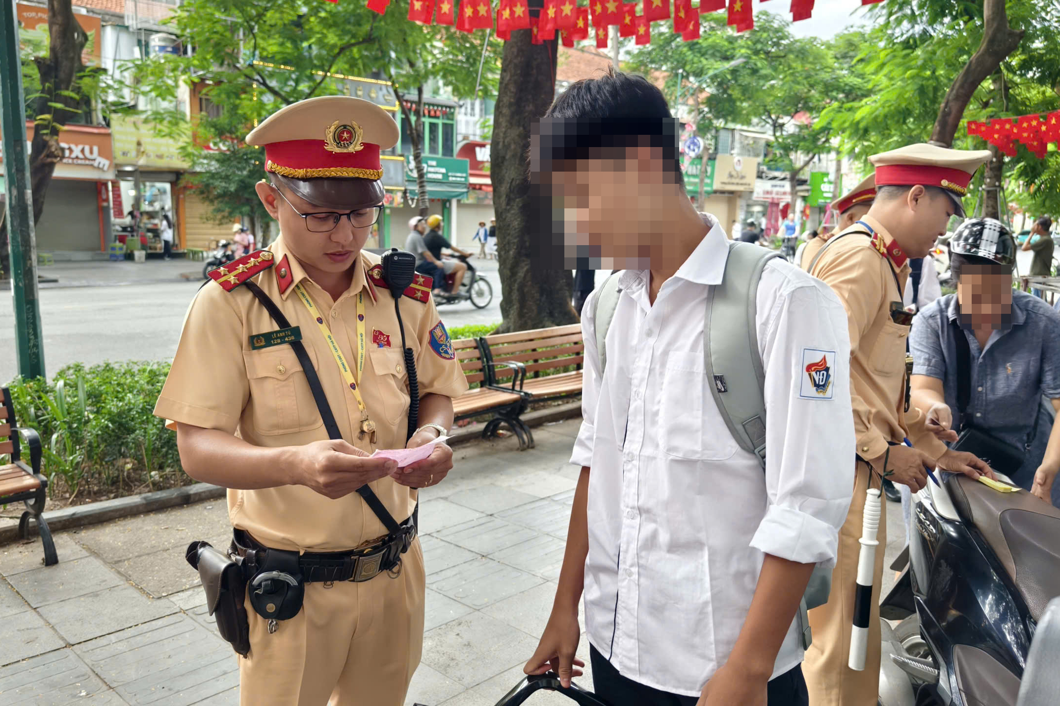 H&agrave; Nội: CSGT xử l&yacute; nhiều phụ huynh chở 3, kẹp 4 đưa con đến trường- Ảnh 3.