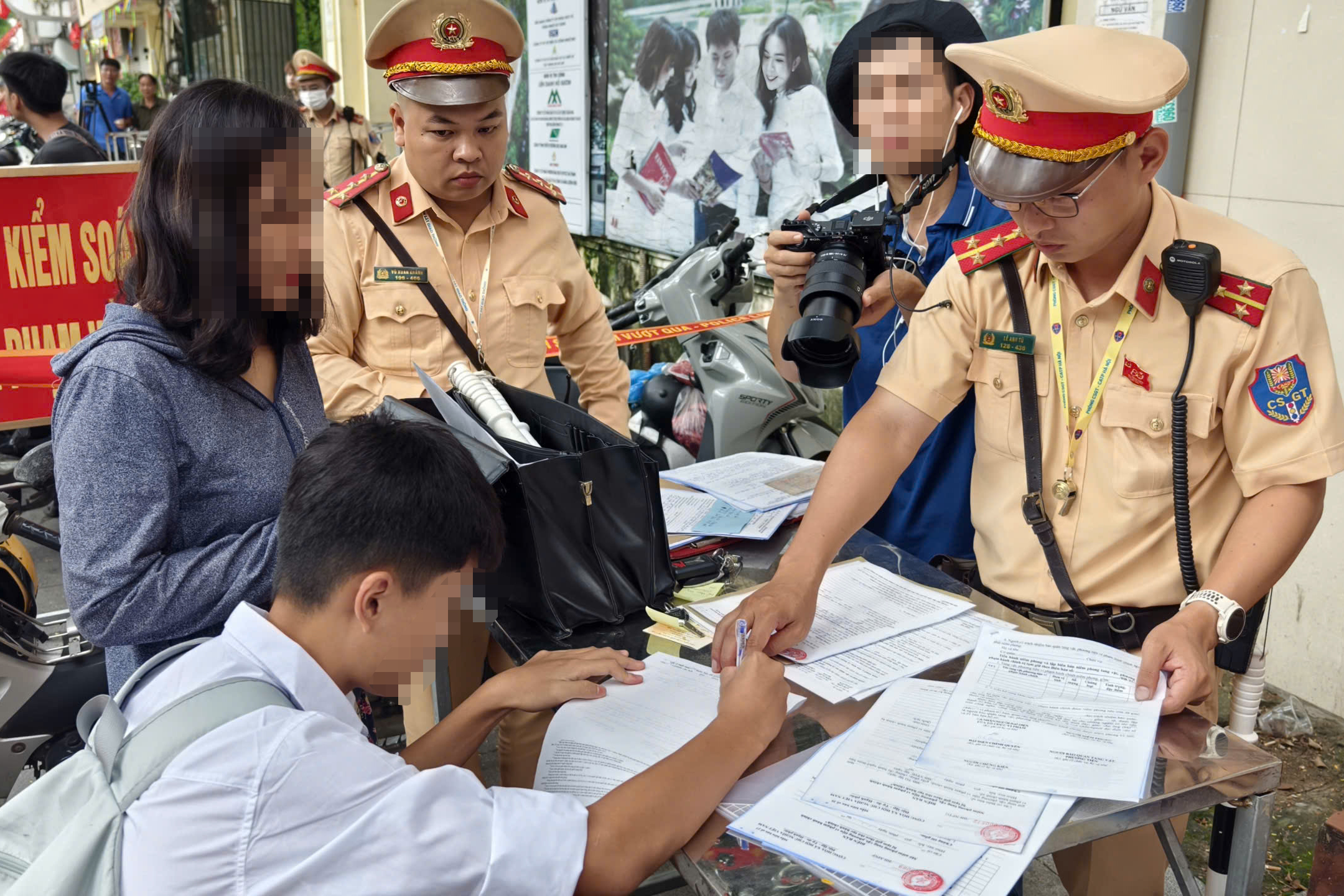 H&agrave; Nội: CSGT xử l&yacute; nhiều phụ huynh chở 3, kẹp 4 đưa con đến trường- Ảnh 11.