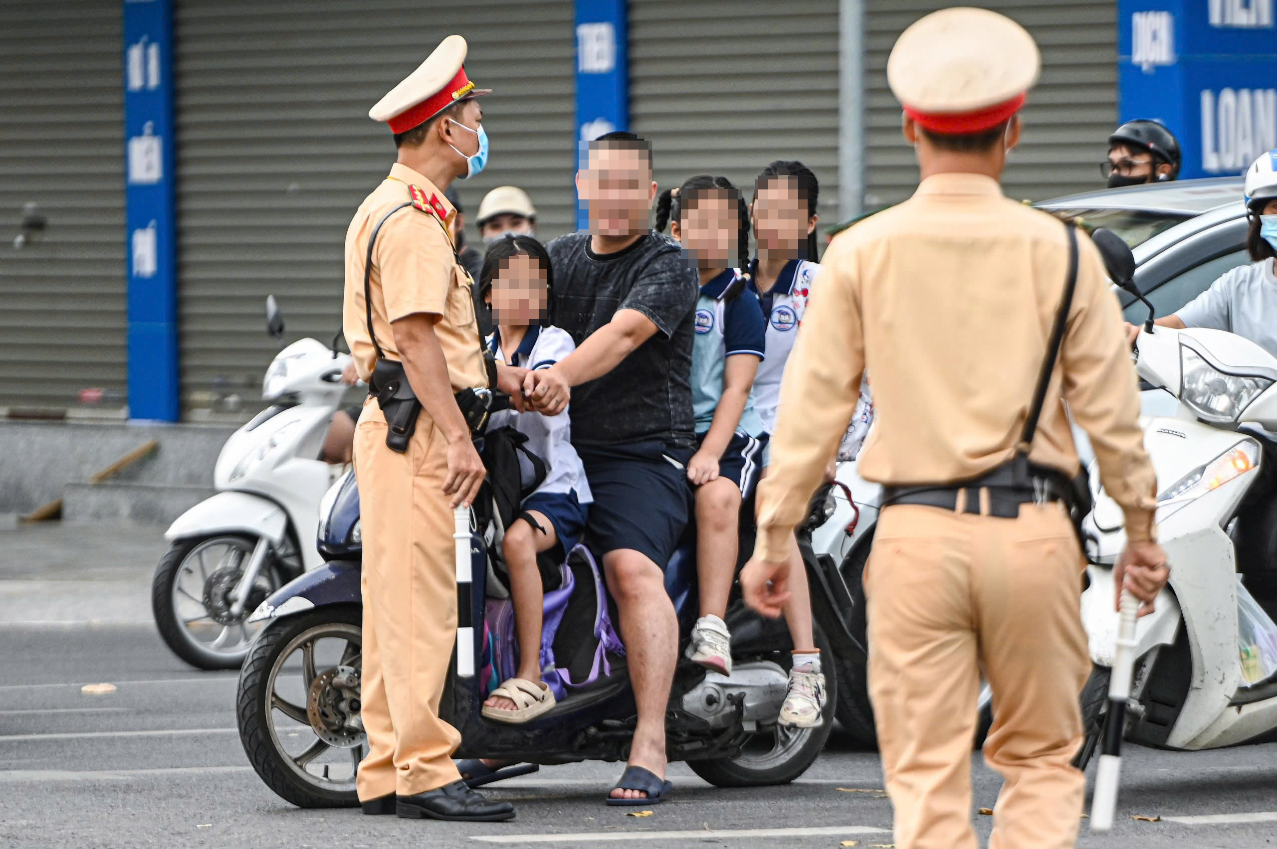 H&agrave; Nội: CSGT xử l&yacute; nhiều phụ huynh chở 3, kẹp 4 đưa con đến trường- Ảnh 4.