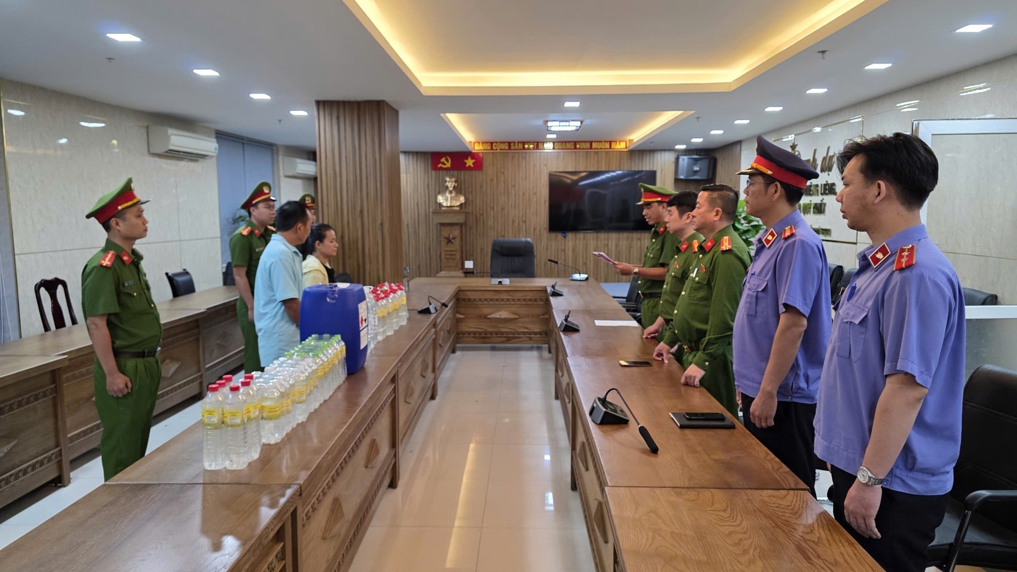Triệt ph&aacute; đường d&acirc;y sản xuất h&agrave;ng ngh&igrave;n chai giấm giả ở Đ&agrave; Nẵng- Ảnh 1.