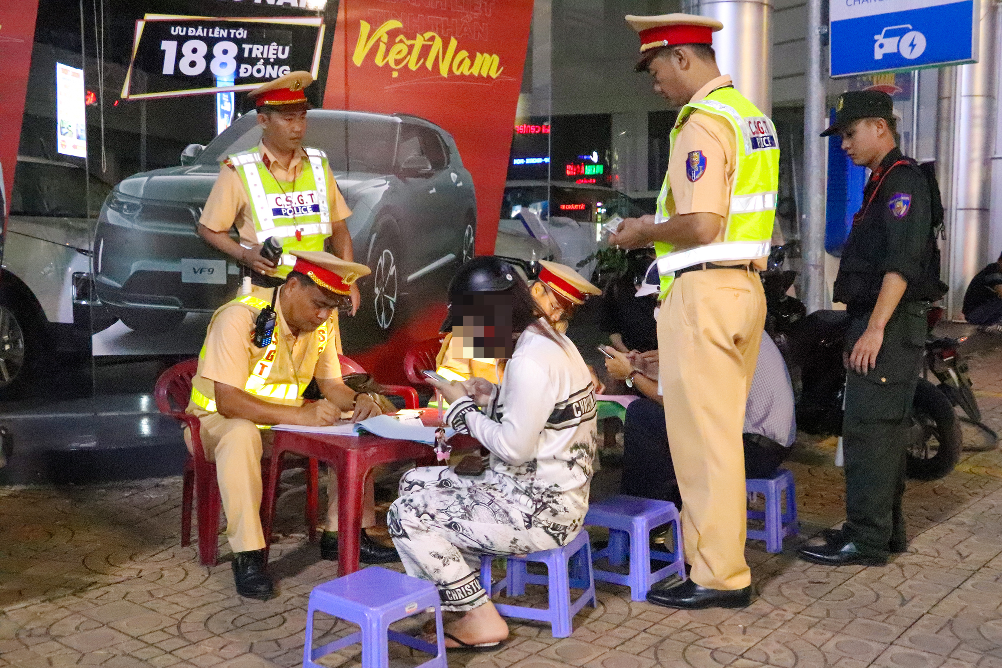 Cần Thơ mạnh tay xử l&yacute; vi phạm nồng độ cồn: Nhiều t&agrave;i xế "ma men" bị phạt nặng- Ảnh 4.