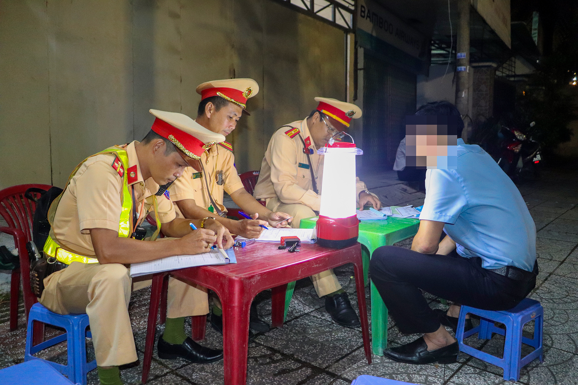 Cần Thơ mạnh tay xử l&yacute; vi phạm nồng độ cồn: Nhiều t&agrave;i xế "ma men" bị phạt nặng- Ảnh 5.