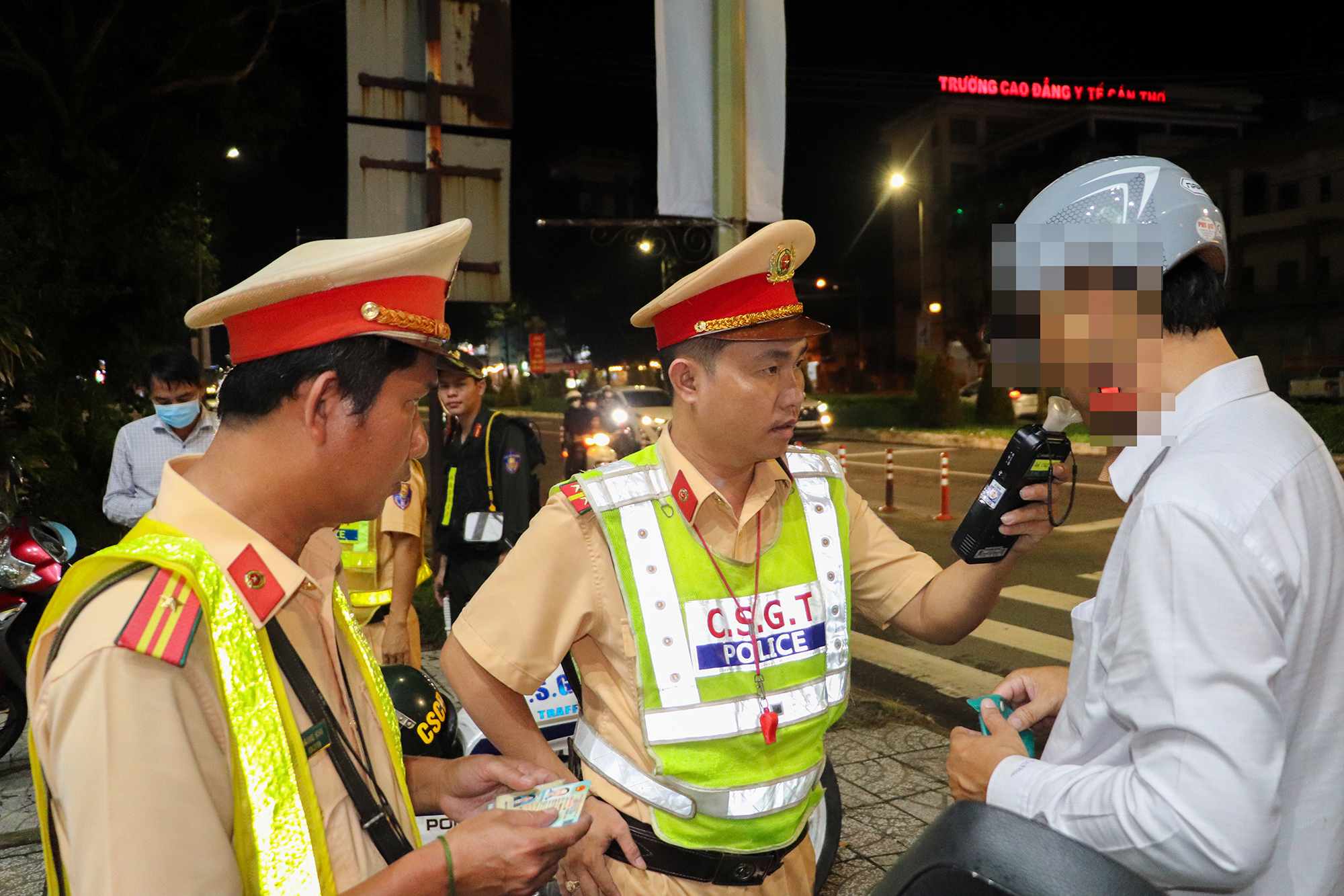 Cần Thơ mạnh tay xử l&yacute; vi phạm nồng độ cồn: Nhiều t&agrave;i xế "ma men" bị phạt nặng- Ảnh 1.