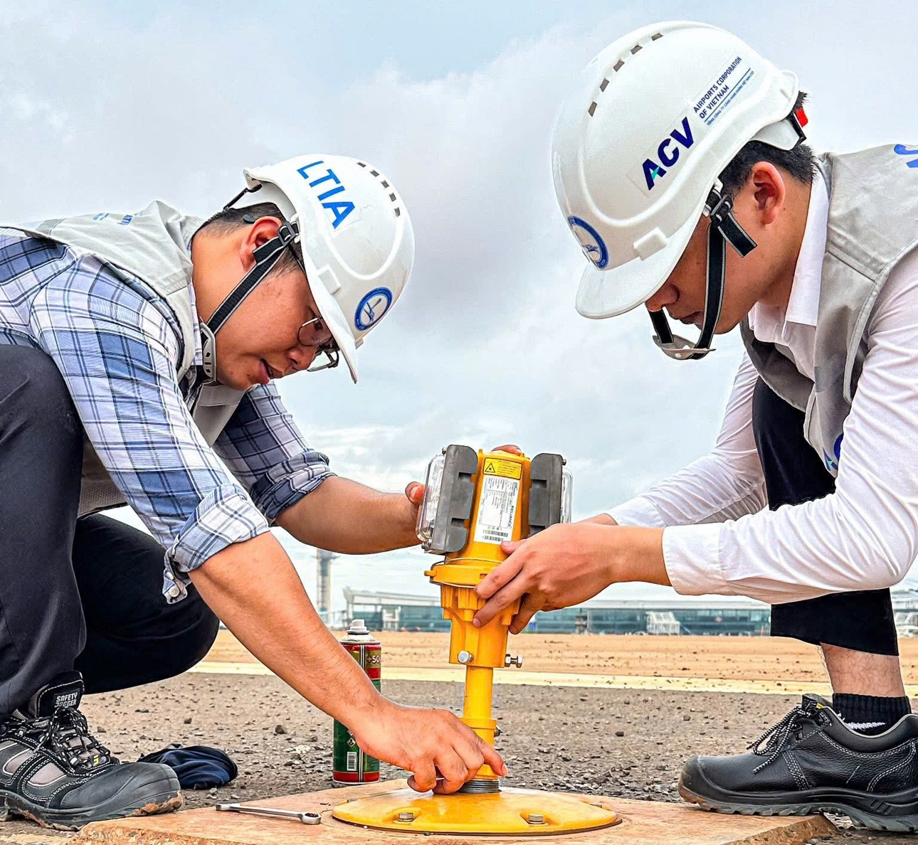 Lắp đèn lề, đèn tiếp cận đường băng số 1, phục vụ bay hiệu chuẩn sân bay Long Thành- Ảnh 2. Lắp đèn lề, đèn tiếp cận đường băng số 1, phục vụ bay hiệu chuẩn sân bay Long Thành- Ảnh 2.