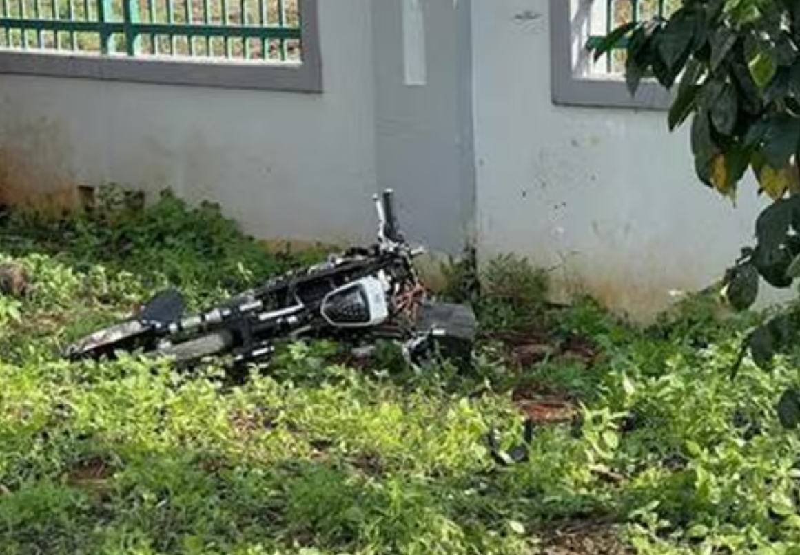 Đồng Nai: T&ocirc;ng xe đạp điện v&agrave;o tường trường học, nam sinh lớp 11 tử vong- Ảnh 1.