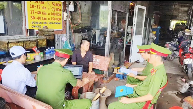 Đồng Th&aacute;p ph&aacute;t hiện cơ sở kinh doanh đổ chất thải rắn ra m&ocirc;i trường- Ảnh 1.